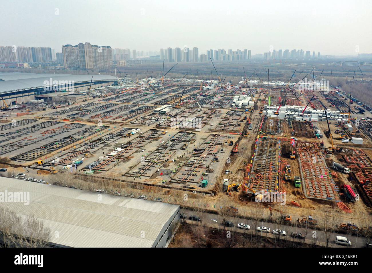 SHENYANG, CHINA - 23. MÄRZ 2022 - Baustelle des Notfallrekonstruktionprojekts des Fangcang Krankenhauses, Shenyang, Provinz Liaoning, China, Mar Stockfoto