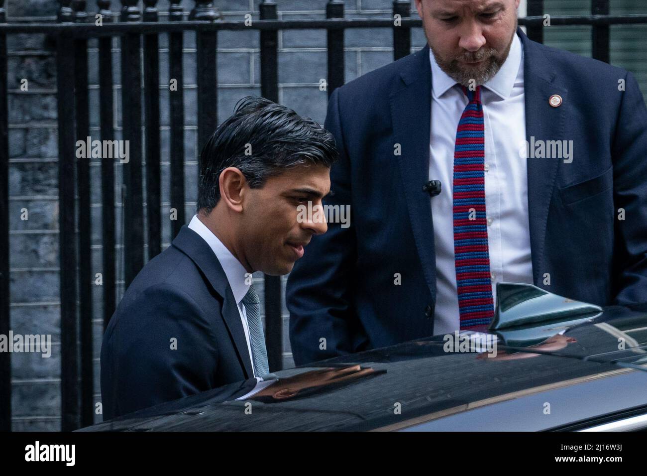 Der Schatzkanzler Rishi Sunak verlässt die Downing Street 11, als er zum Unterhaus in London aufbricht, um seine Frühjahrserklärung abzuliefern. Bilddatum: Mittwoch, 23. März 2022. Stockfoto