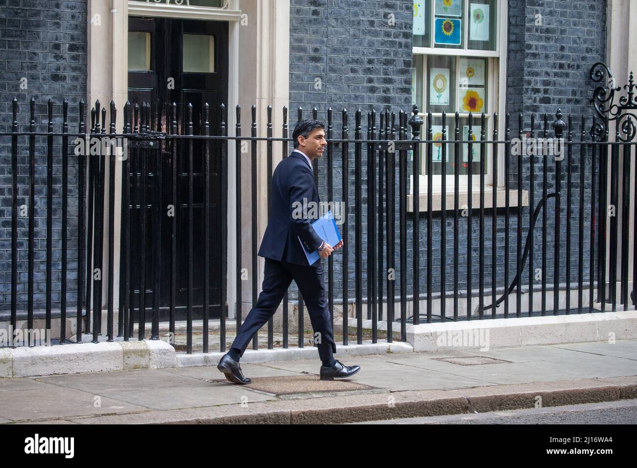 London, England, Großbritannien. 23. März 2022. Schatzkanzler RISHI SUNAK verlässt die Downing Street 11, bevor er die Frühjahrserklärung im Unterhaus enthüllt. (Bild: © Tayfun Salci/ZUMA Press Wire) Bild: ZUMA Press, Inc./Alamy Live News Stockfoto