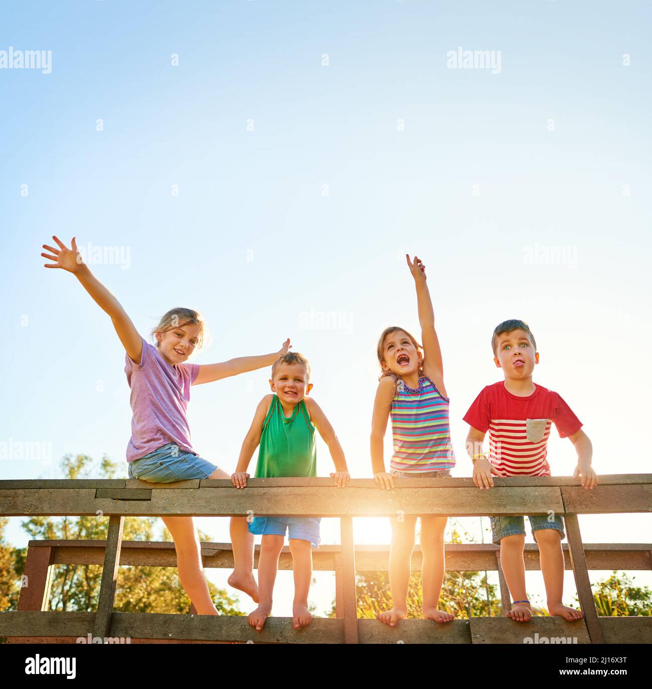 Sommer hier, also lasst uns den Spaß beginnen. Porträt einer Gruppe von kleinen Kindern, die im Freien zusammen spielen. Stockfoto