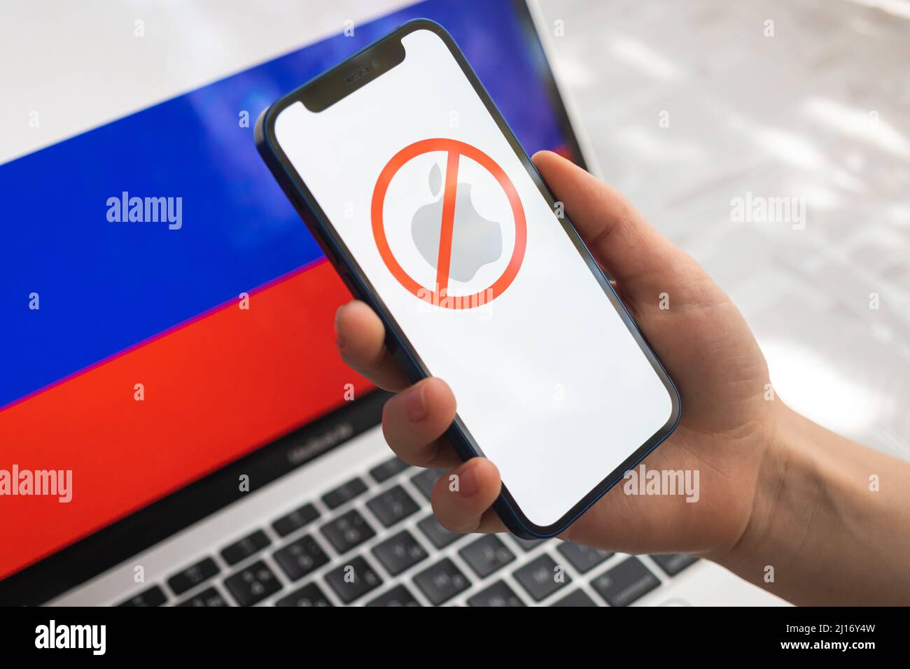 Poltava, Ukraine - 23. März 2022: Flagge von Apple und Russland. Sanktionen, Verbot und Verbot von Geschäften. Apple hat die Arbeit in Russland eingestellt, Logo schließen- Stockfoto