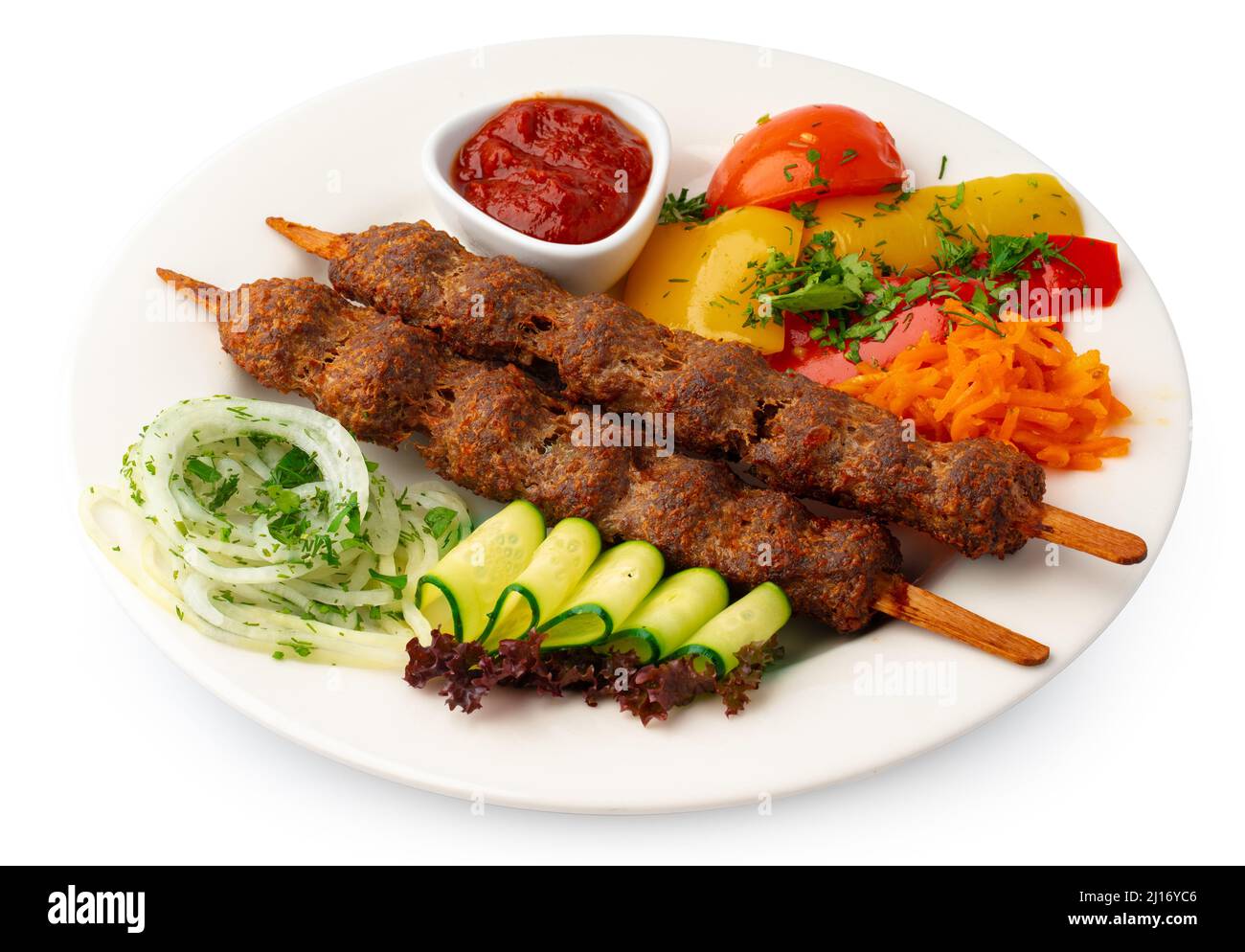 Gegrillter lula Kebab auf Stick auf weißem Hintergrund isoliert Stockfoto