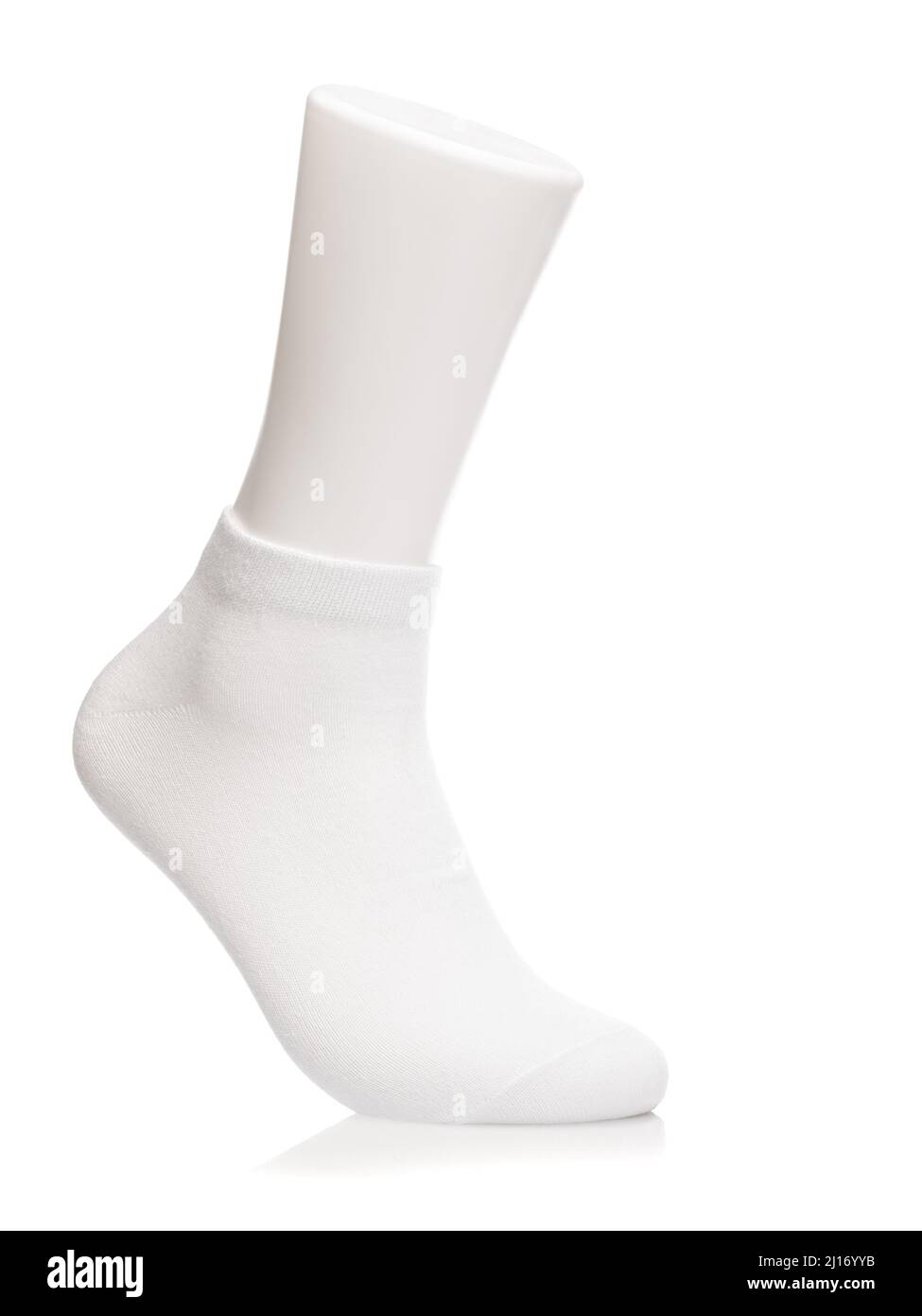 Weiße Baumwoll-Mix niedrig geschnittene Knöchelsocke auf Fuß Schaufensterpuppe auf weißem Hintergrund Stockfoto