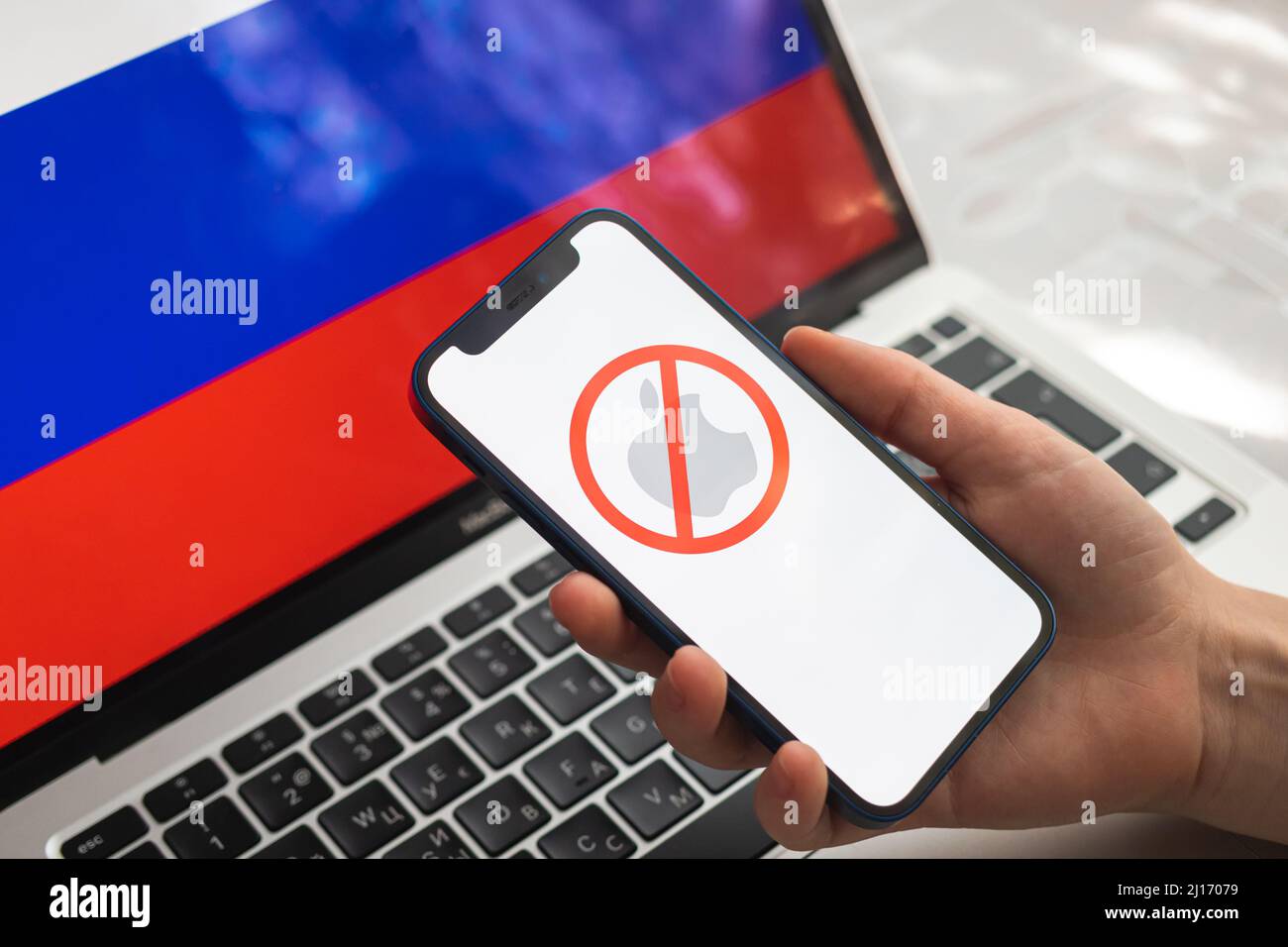 Poltava, Ukraine - 23. März 2022: Flagge von Apple und Russland. Sanktionen, Verbot und Verbot von Geschäften. Apple hat die Arbeit in Russland eingestellt, Logo schließen- Stockfoto