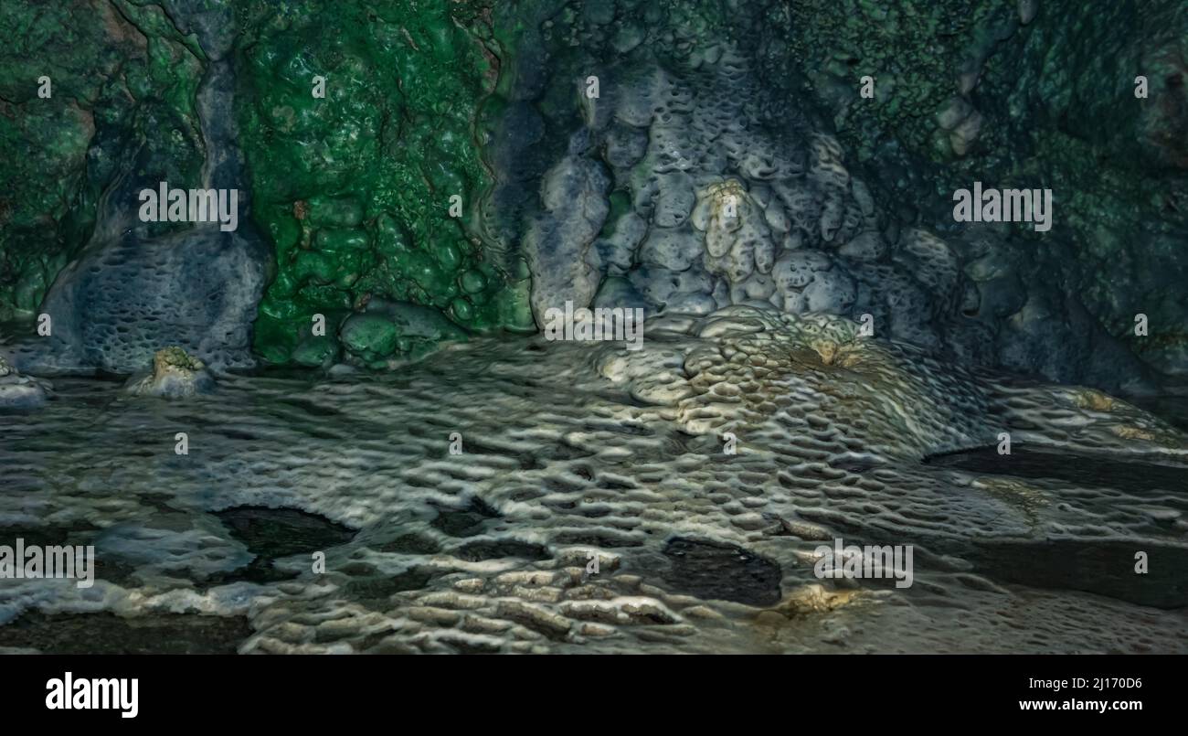 Bizarre Höhlenresten in einer unterirdischen Höhle, unterirdische Landschaft Stockfoto