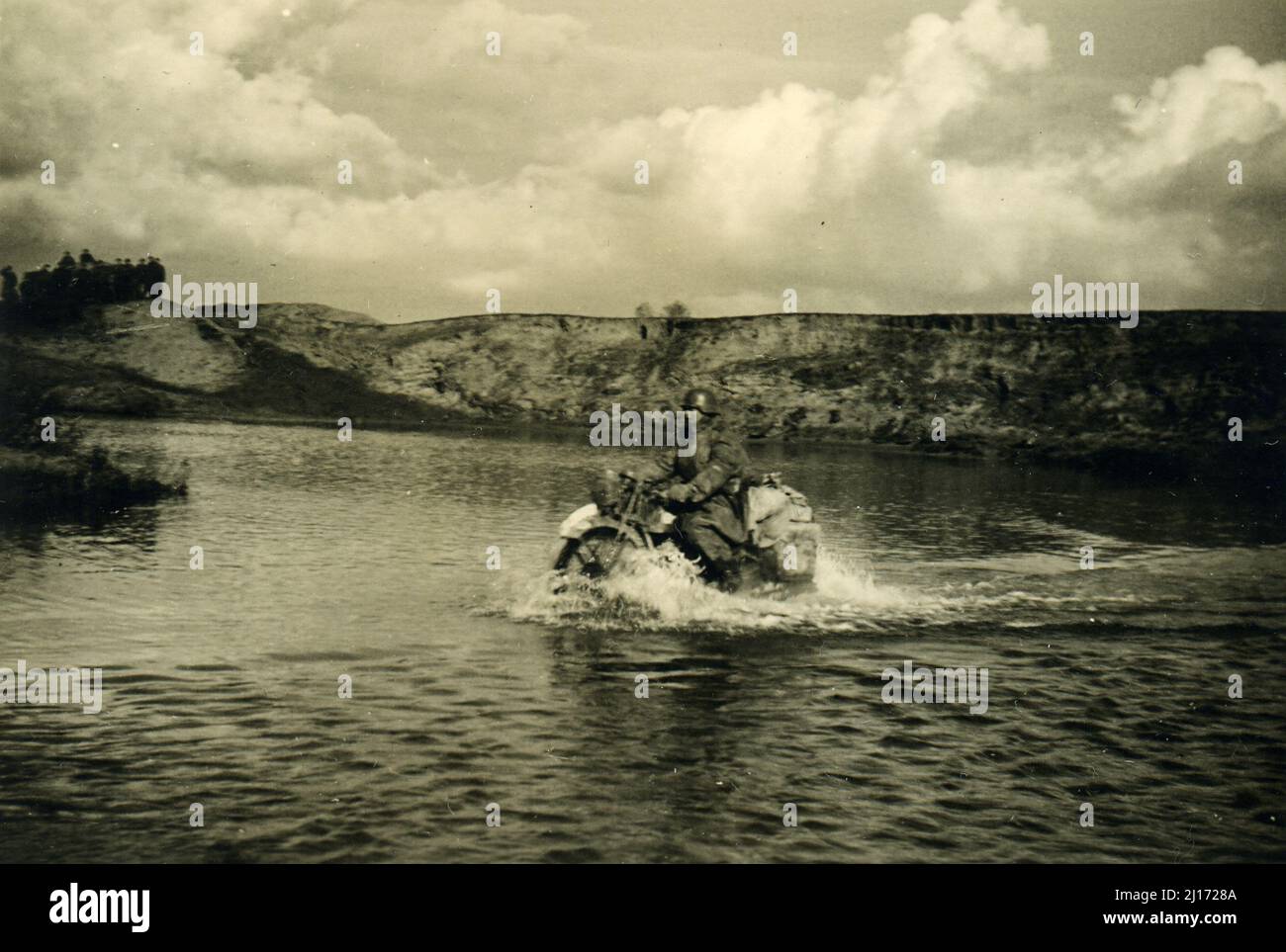 2. Weltkrieg WW2 deutsche Soldaten dringen in URSS ein - 07. oktober 1941, wehrmacht - Operation Barbarossa - Fahrzeuge, die den Fluss Dnepr überqueren Stockfoto 2. Weltkrieg WW2 deutsche Soldaten dringen in URSS ein - 07. oktober 1941, wehrmacht - Operation Barbarossa - Fahrzeuge, die den Fluss Dnepr überqueren Stockfoto