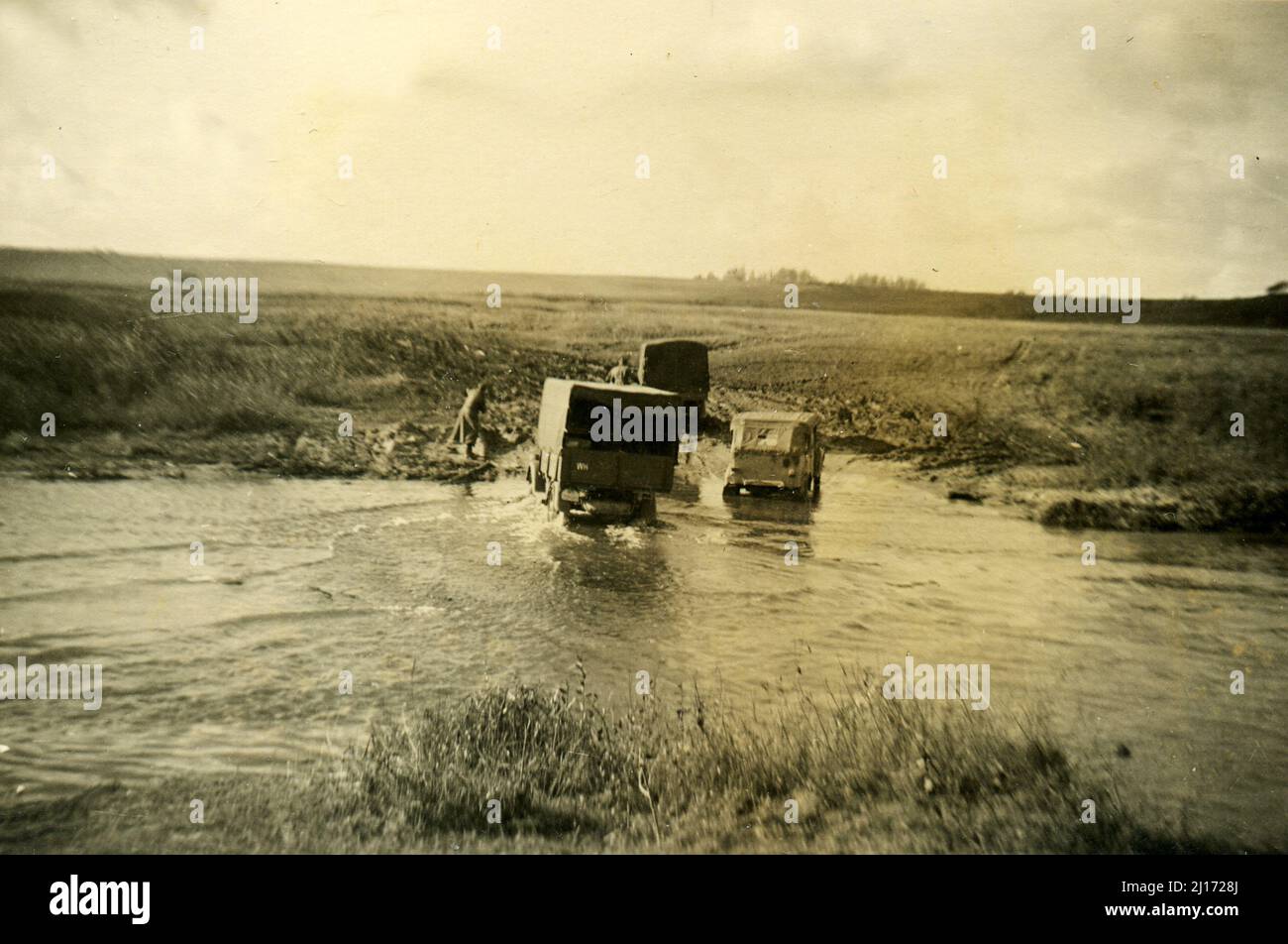 2. Weltkrieg WW2 deutsche Soldaten dringen in URSS ein - 07. oktober 1941, wehrmacht - Operation Barbarossa - Fahrzeuge, die den Fluss Dnepr überqueren Stockfoto 2. Weltkrieg WW2 deutsche Soldaten dringen in URSS ein - 07. oktober 1941, wehrmacht - Operation Barbarossa - Fahrzeuge, die den Fluss Dnepr überqueren Stockfoto