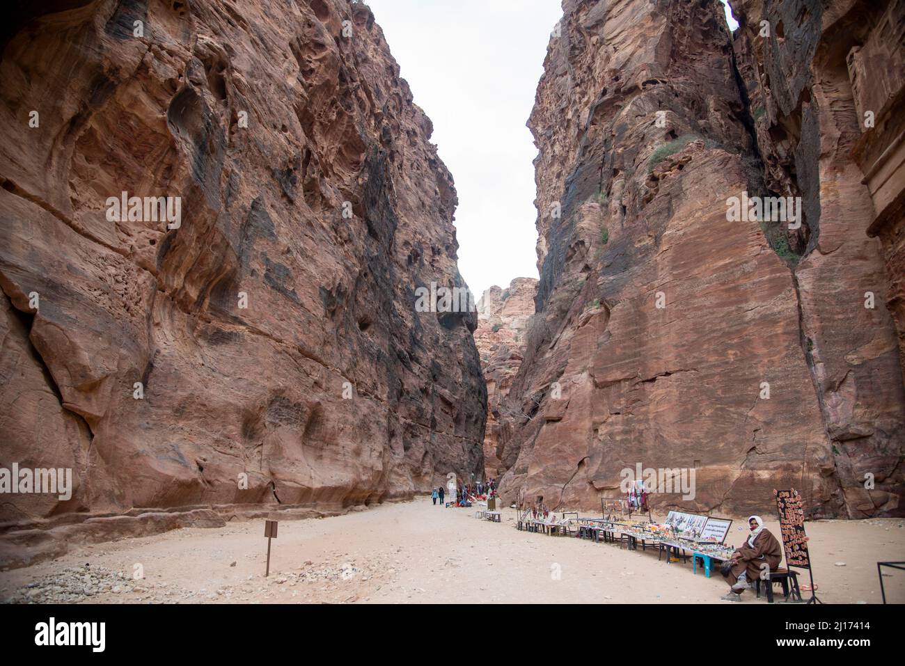 jordania petra 23-03-2022 visitando petra, la otra cara de petra, detrás de la puerta del tesoro, Hay un mundo desconocido de petr Stockfoto