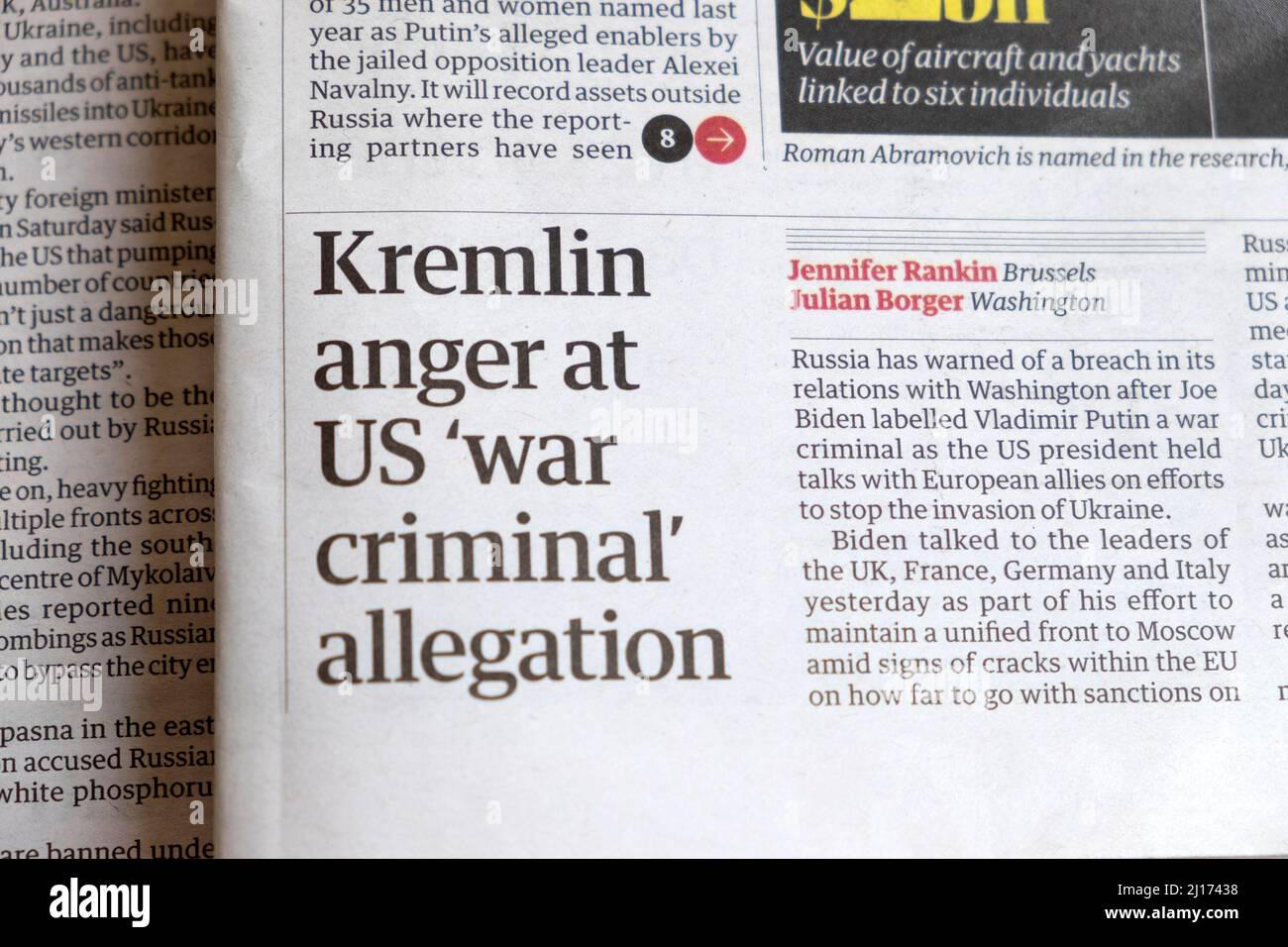 „Kreml verärgert über die Anschuldigung von Kriegsverbrechern in den USA“ Schlagzeile der Zeitung Guardian Joe Biden Vladimir Putin Ukraine Kriegsartikel Clipping March 2022 London UK Stockfoto