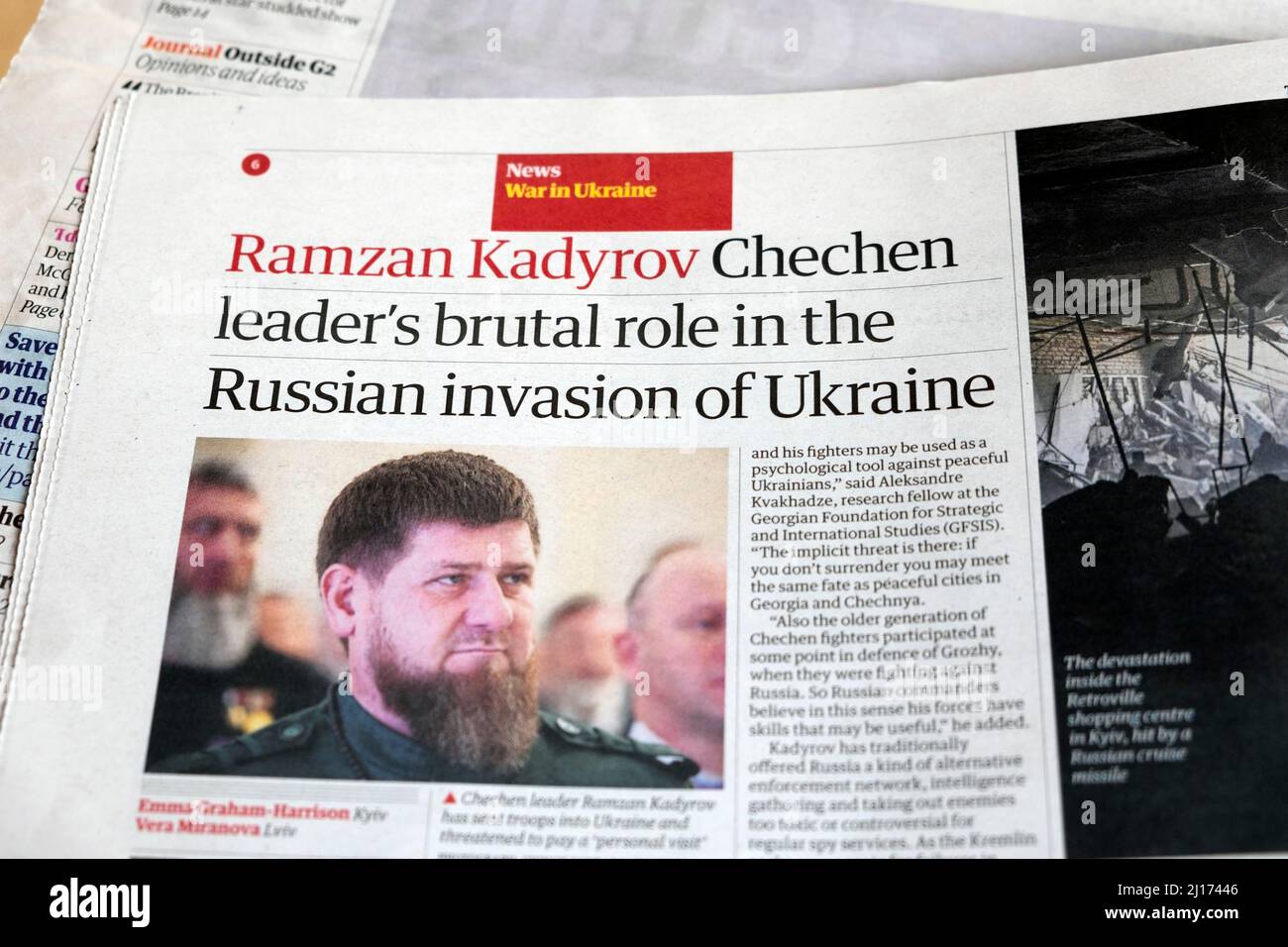 „Ramzan Kadyrov, tschetschenischer Führer, hat die Ukraine brutal einmarschieren lassen“, Schlagzeilen-Artikel der Zeitung Guardian, die Schnitt-Schnitt London England Großbritannien März 2022 Stockfoto