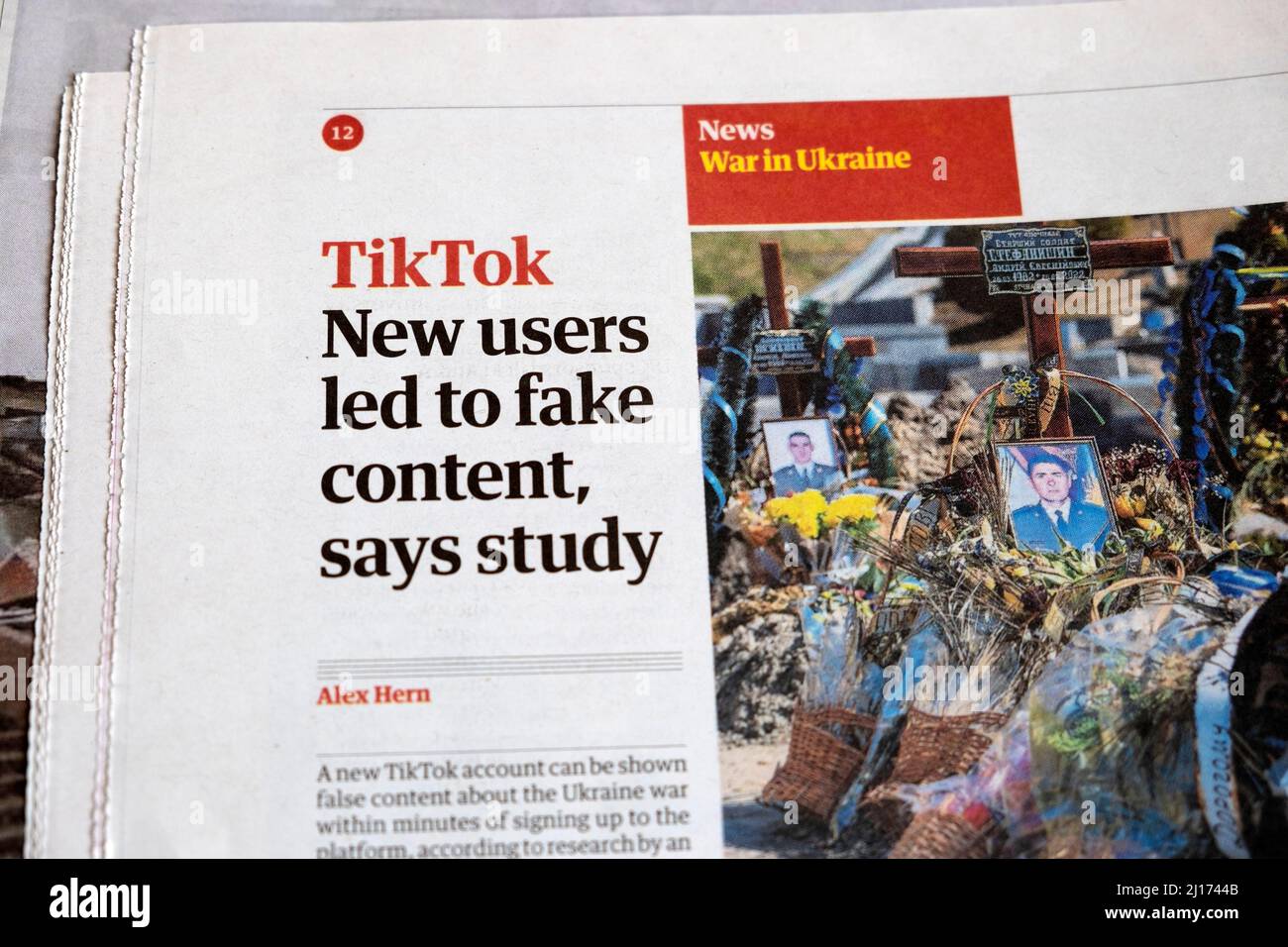 „Neue Nutzer von TikTok haben zu gefälschten Inhalten geführt“, so die Studie der Zeitung Guardian, Schlagzeile für Social-Media-Clipping 21. März 2022 London Großbritannien Stockfoto