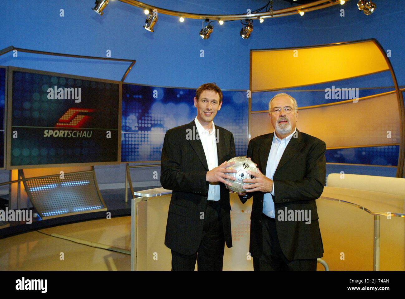 Köln, Deutschland. 30.. Juli 2003. firo Fußball: Saison 30.7.2003 2002/2003 1.Bundesliga ARD-Sportshow, WDR-Fernsehen, Studio Steffen Simon, Chefredakteur und Heribert Fassbender, Fassbender mit Ball vor dem Moderatorenpult Copyright by firo sportphoto: Dickmannstr.2-4 45143 Essen E-Mail: Mail @firosportphoto.de (Volksbank Bochum Witten): BLZ.: 430 601 29 Account: 341 117 100 Tel.: 0201/629355 Fax.: 0201/629374 Credit: dpa/Alamy Live News Stockfoto