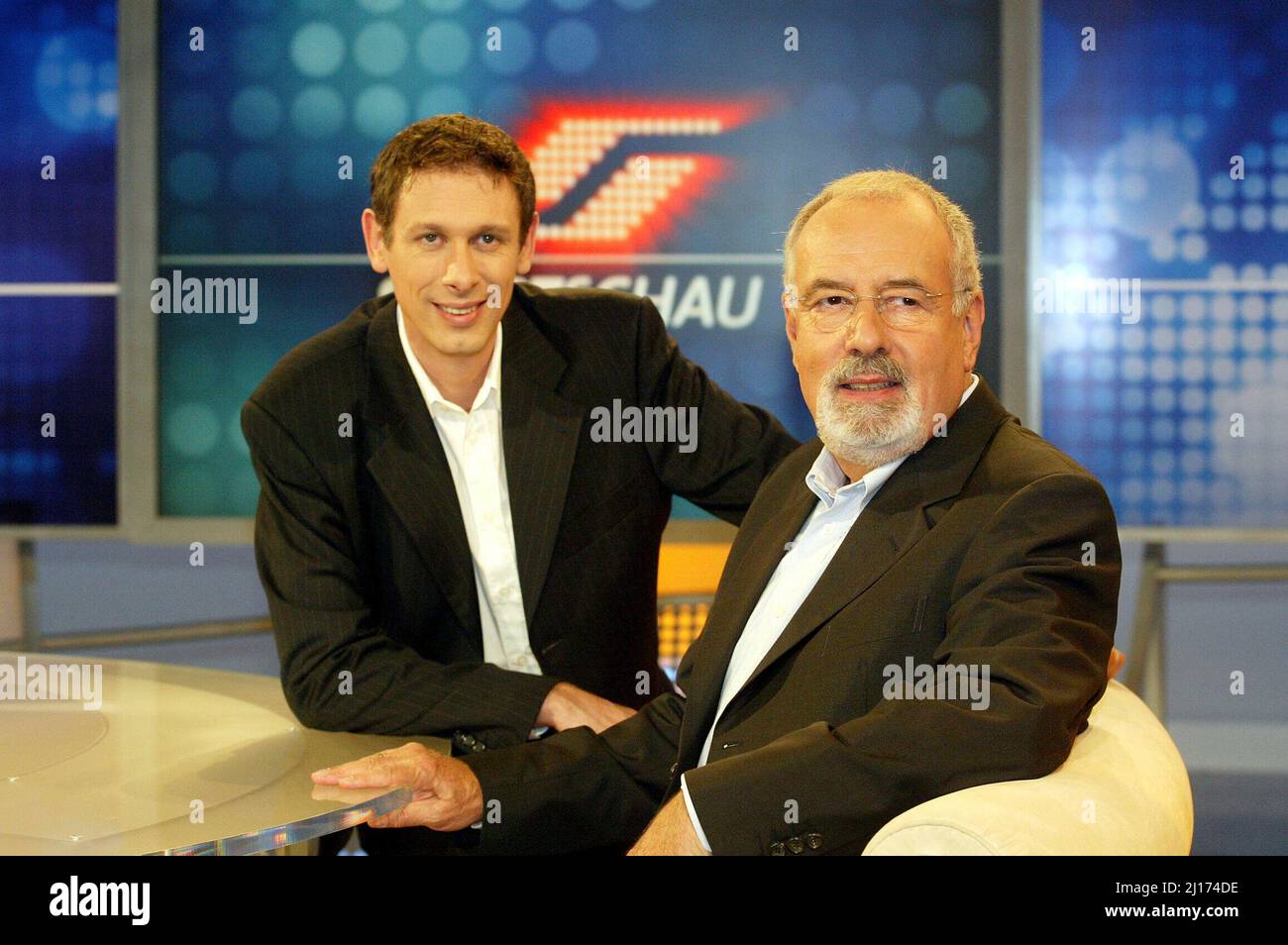 firo Fußball: 29.7.2003 1, Bundesliga ARD-Sportshow-Pressekonferenz im WDR Portrait Steffen Simon, Chefredakteur der Sportmesse mit Heribert Fassbender, Fassbender, Sportchef Copyright by firo sportphoto: Dickmannstrasse 2-4 45143 Essen mail@firosportphoto.de (Volksbank Bochum- Witten) BLZ.: 430 601 29 Kt. Nr.: 341 117 100 Tel.: 0201 629355 Fax: 0201 629374 Stockfoto