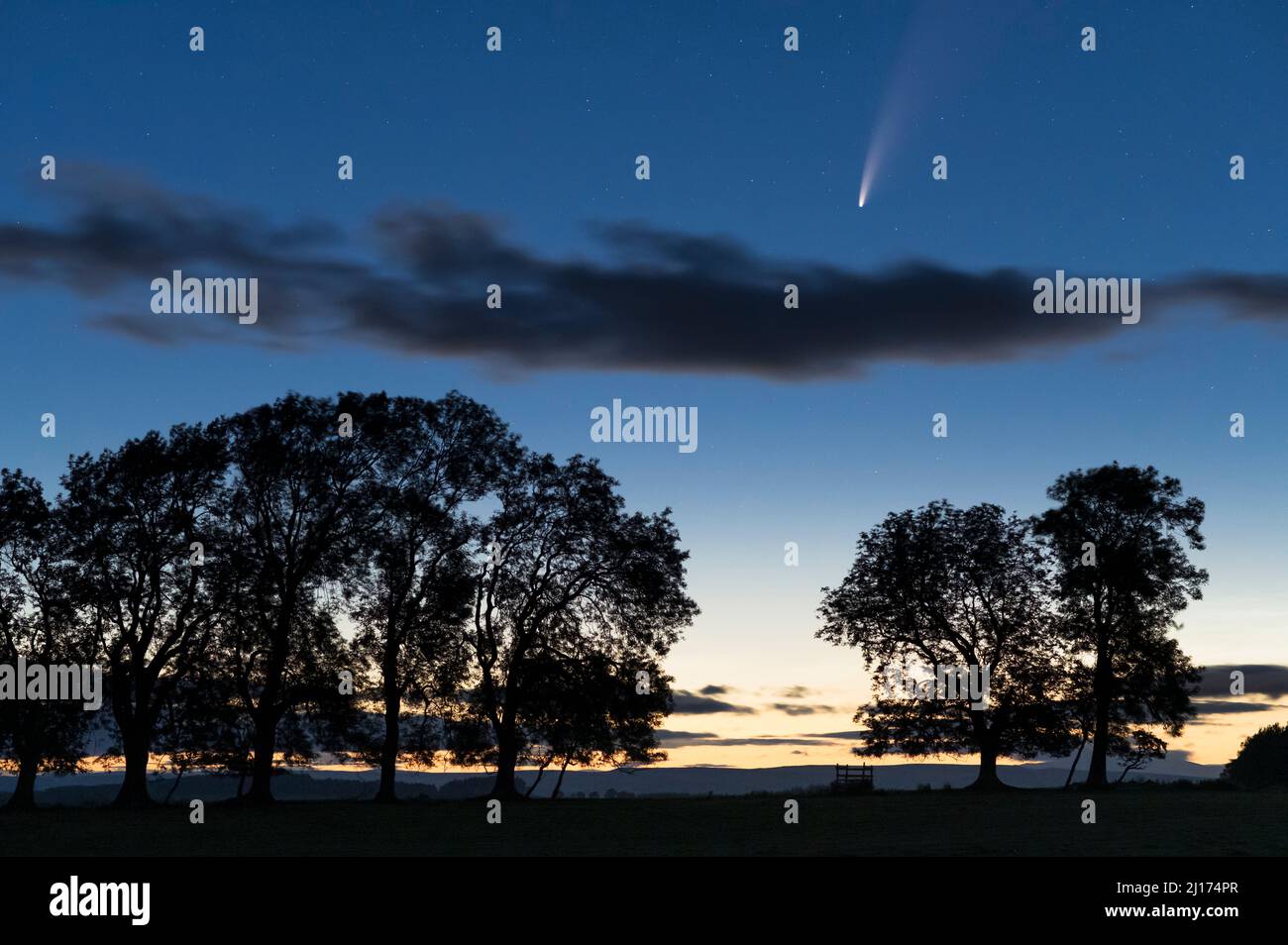 C/2020 F3 (Comet Neowise) über einem Sommerhimmel bei Sonnenuntergang in der Nähe von Brocolitia, Northumberland National Park, England Stockfoto