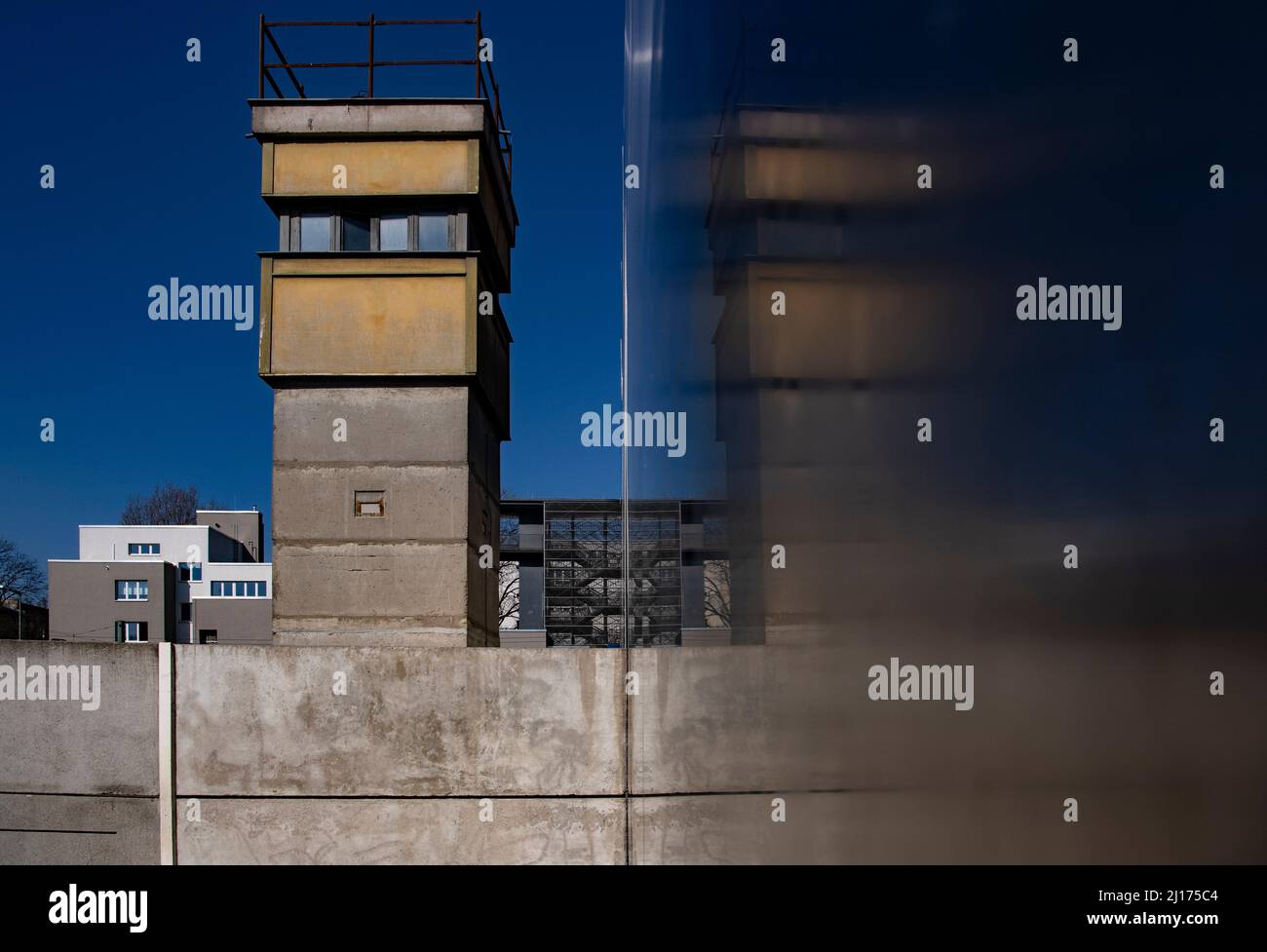 Berlin, Deutschland. 23. März 2022. Auf dem Gelände der Gedenkstätte Bernauer Straße ist ein ehemaliger Grenzturm zu sehen. Die Stiftung Berliner Mauer hat ihre Bestände aus der Zeit der Teilung Berlins nun online gestellt. Interessierte können die Datenbank frei recherchieren, sich über den Kontext der mehr als 10000 Objekte informieren und eigene Kommentare abgeben. Quelle: Paul Zinken/dpa/Alamy Live News Stockfoto