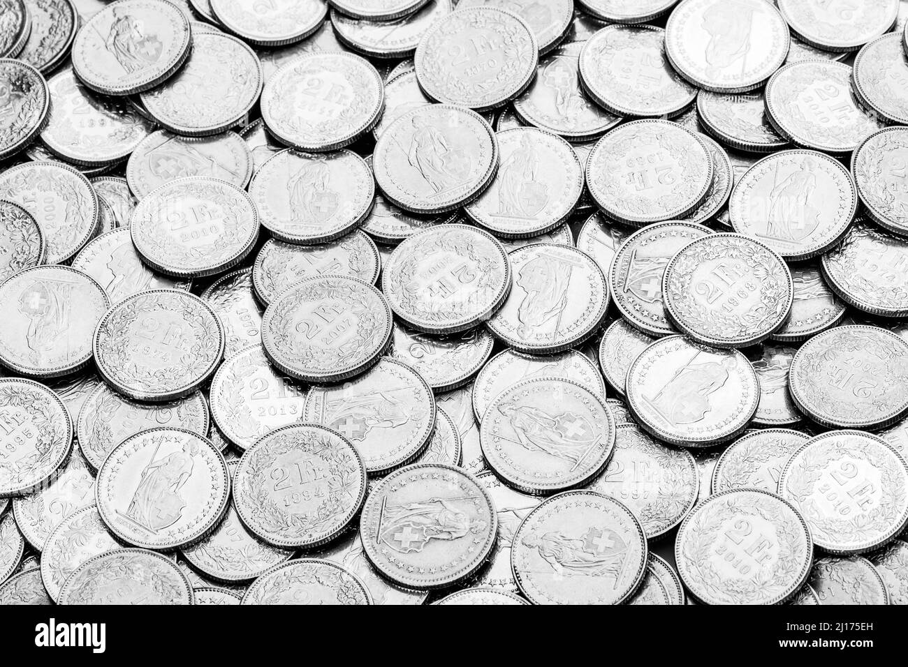 Hintergrund, Schweizer Münzen zu 2 Franken, 2 CHF Stockfoto