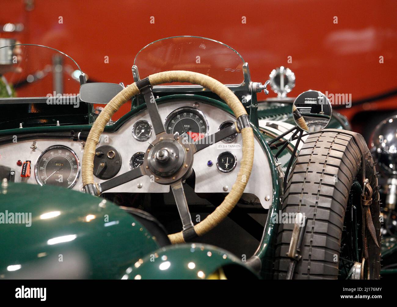 Essen, Deutschland. 23. März 2022. Auf einem Techno Classica-Stand ist ein Alvis 16/95 Sport Seater Special aus dem Jahr 1935 zu sehen. Vom 23. Bis 27. März 2022 zeigt die Techno-Classica in allen acht Hallen der Messe Essen rund 2700 Exponate. Quelle: Roland Weihrauch/dpa/Alamy Live News Stockfoto