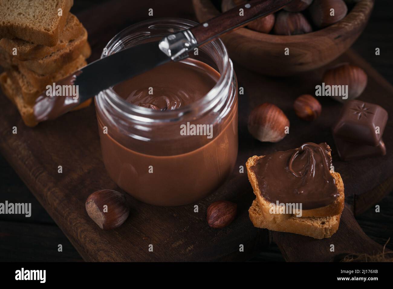 Kleine Toast mit süßer Haselnussschokolade zum Frühstück. Stockfoto