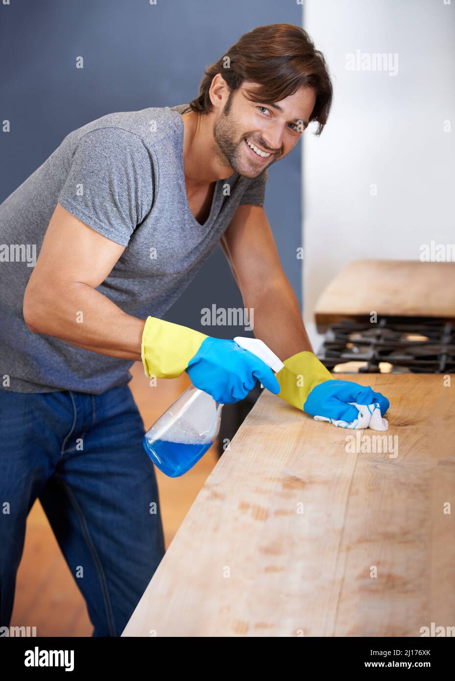 Ich werde keinen Platz vermissen. Porträt eines jungen Mannes, der das Haus putzt. Stockfoto