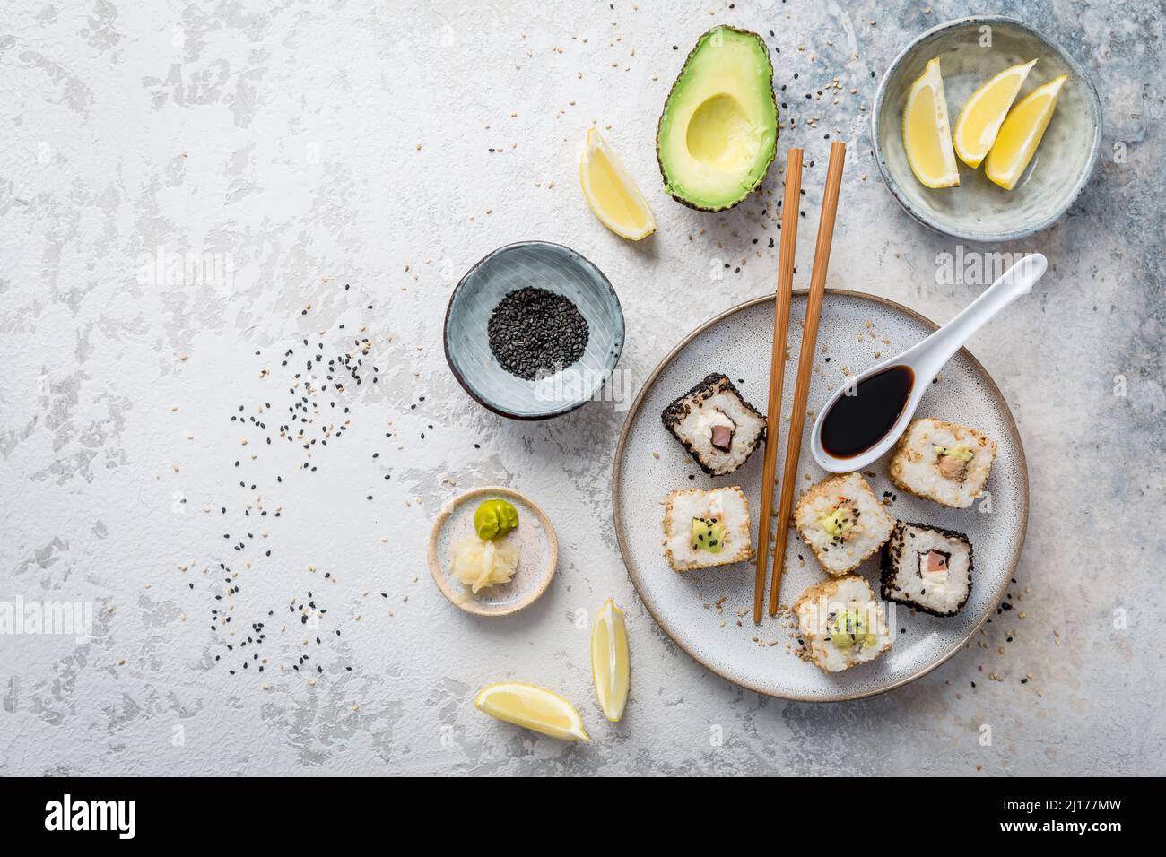 Thunfisch- und Avocado-Sushi in Sesamsamen mit Zutaten verpackt Stockfoto