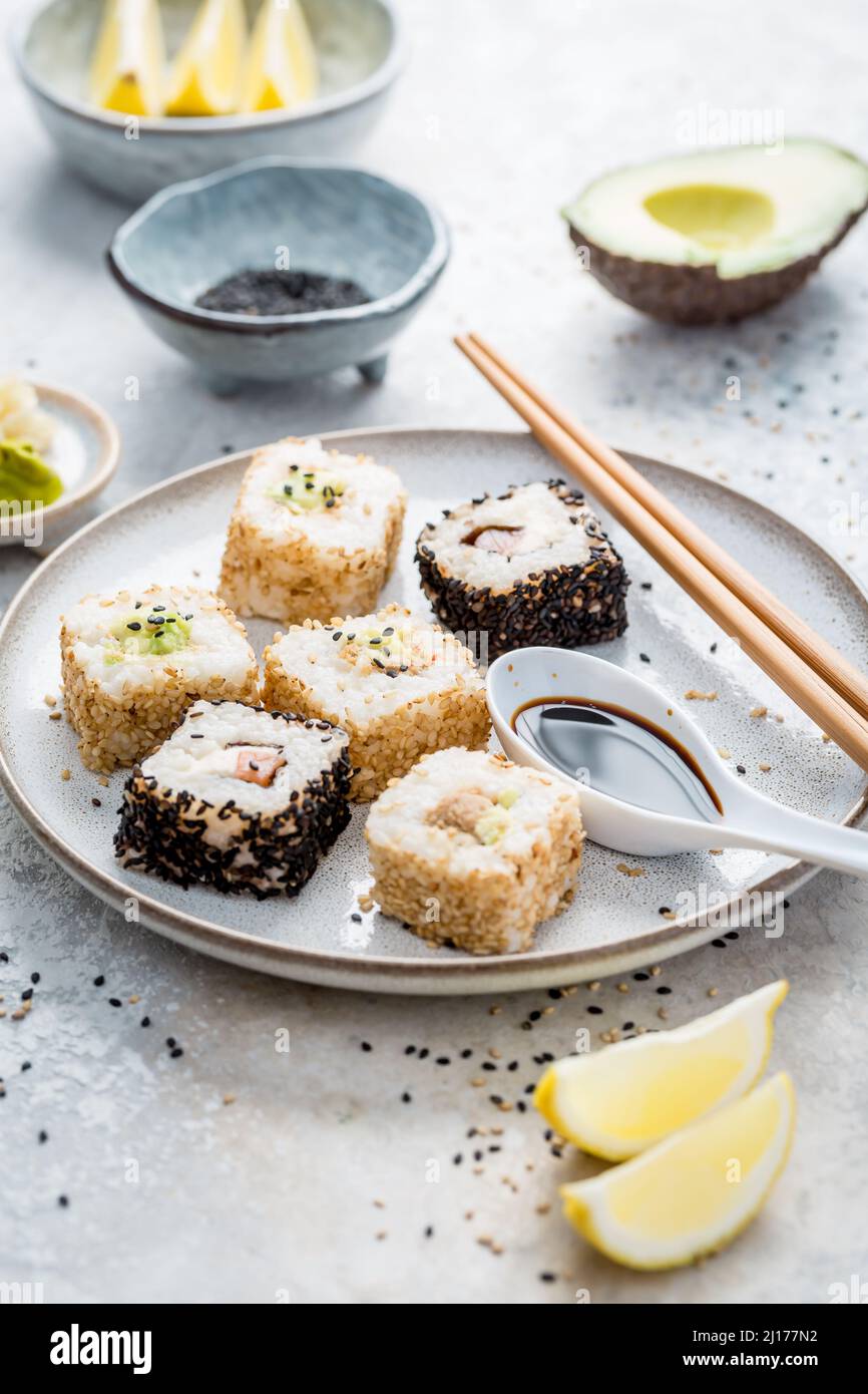 Thunfisch- und Avocado-Sushi in Sesamsamen mit Zutaten verpackt Stockfoto