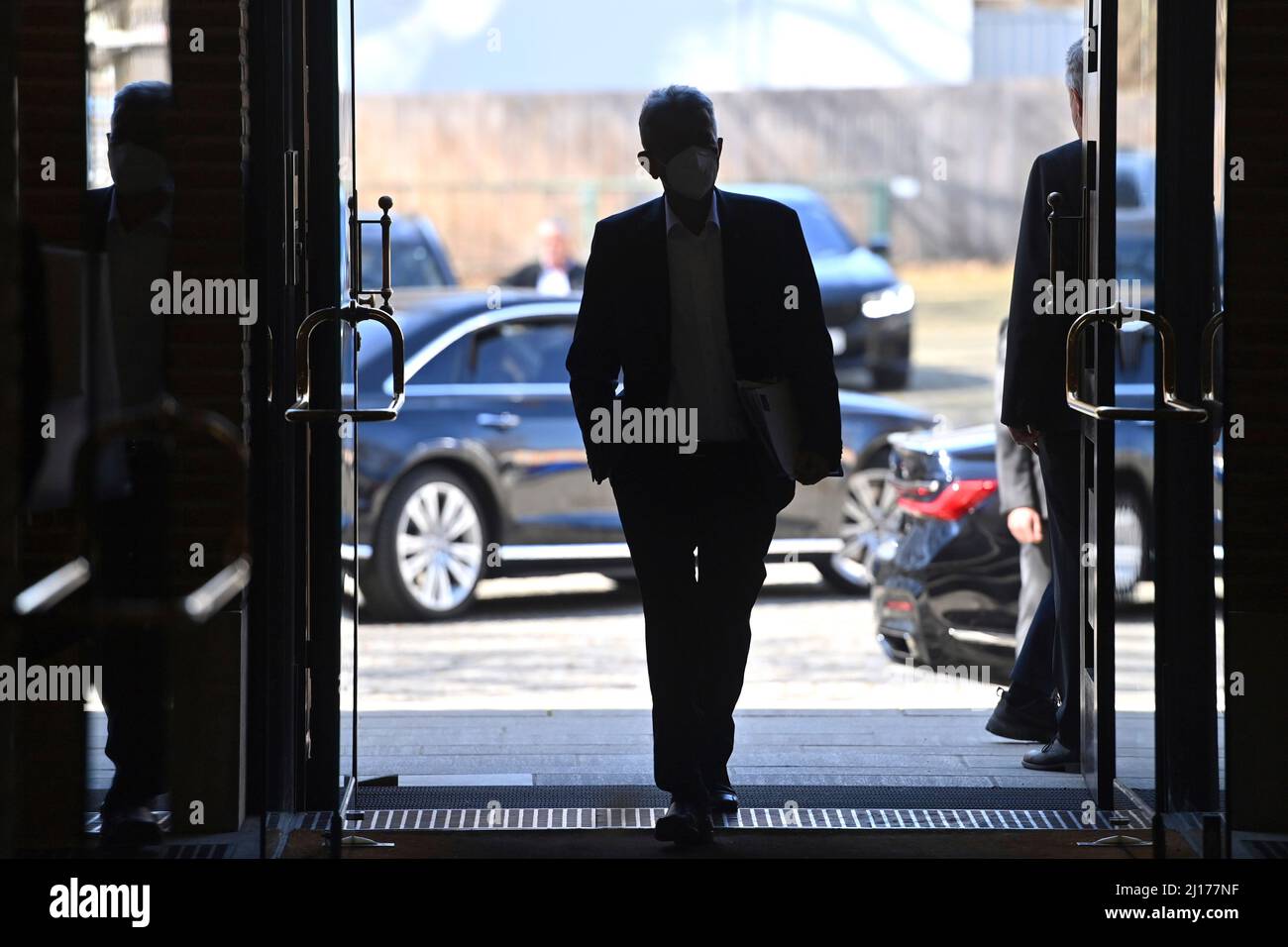 Silhouette einer Person, die das Foyer betrat, Pressekonferenz der Bayerischen Staatsregierung nach der Bayerischen Energiekonvention am 23. März 2022 im Prinz-Carl-Palais in München. Stockfoto