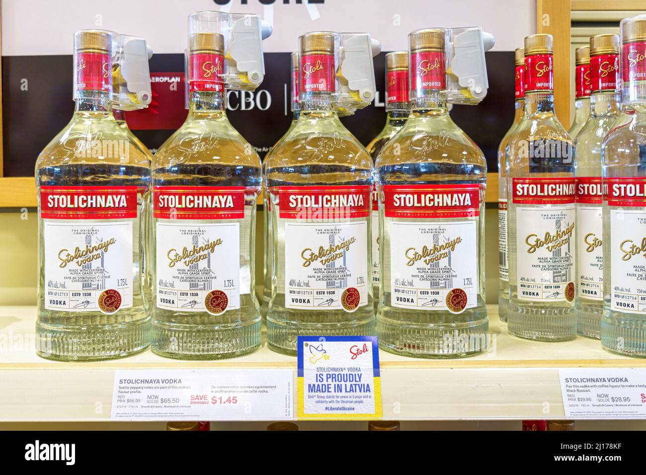 Flaschen von Stolichnaya Wodka in einem LCBO-Laden. Sie sind mit dem Schild  „Stolz in Lettland hergestellt“ gekennzeichnet. Die Provinz untersagte den  Verkauf aller russischen Stockfotografie - Alamy