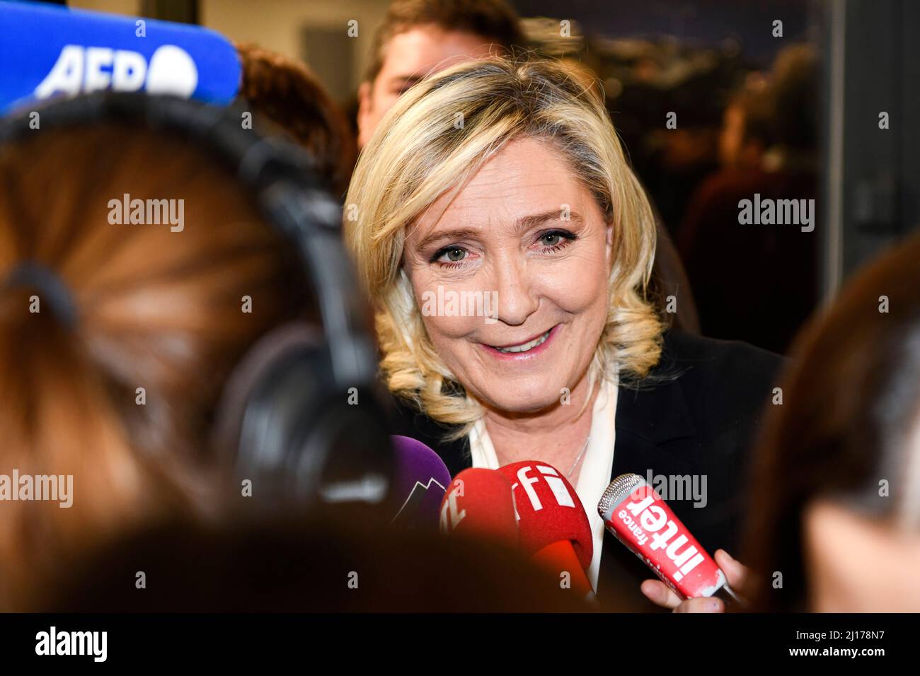 Marine Le Pen, Kandidatin der politischen Partei "le Rassemblement National" (RN) für die französischen Präsidentschaftswahlen, empfängt Journalisten bei der neuen Präsidentschaftswahl Stockfoto