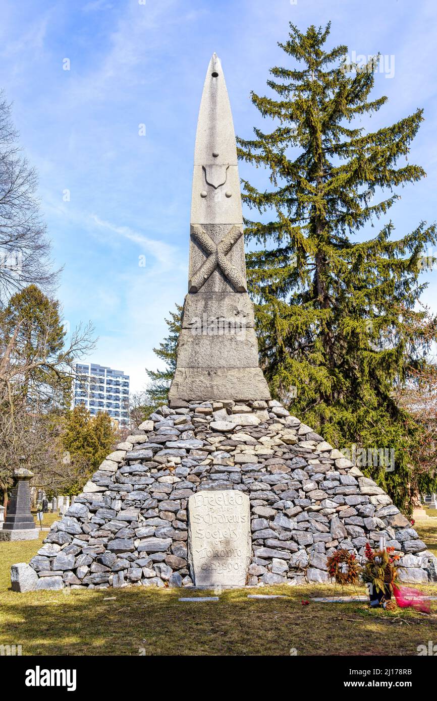 Mount Pleasant Friedhof. Ein rustikales pyramidenförmiges Grabgewölbe mit einer Skulptur auf der Oberseite. Der berühmte Friedhof ist eine National Historic Site von Kanada. Stockfoto