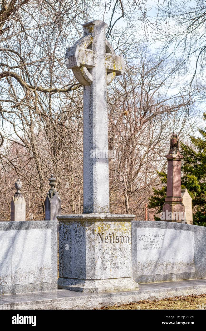 Mount Pleasant Friedhof. Ein Begräbnismonument mit einem keltischen Kreuz. Der berühmte Friedhof ist eine National Historic Site von Kanada. Stockfoto