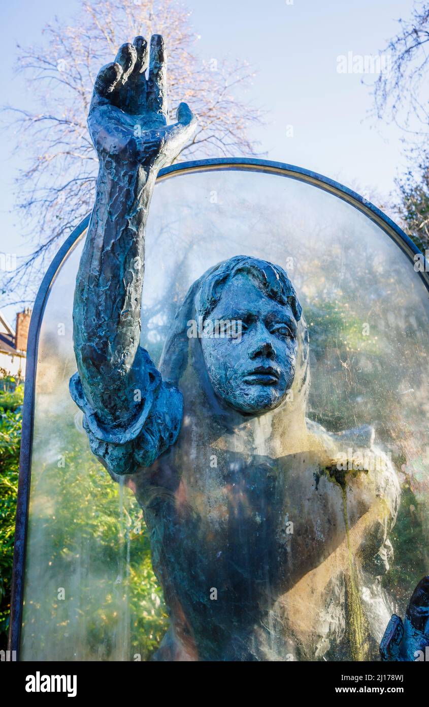 Alice durch die Looking Glass Skulptur von Jeanne Argent im Guildford Castle Grounds, Guildford, Surrey, Südostengland Stockfoto