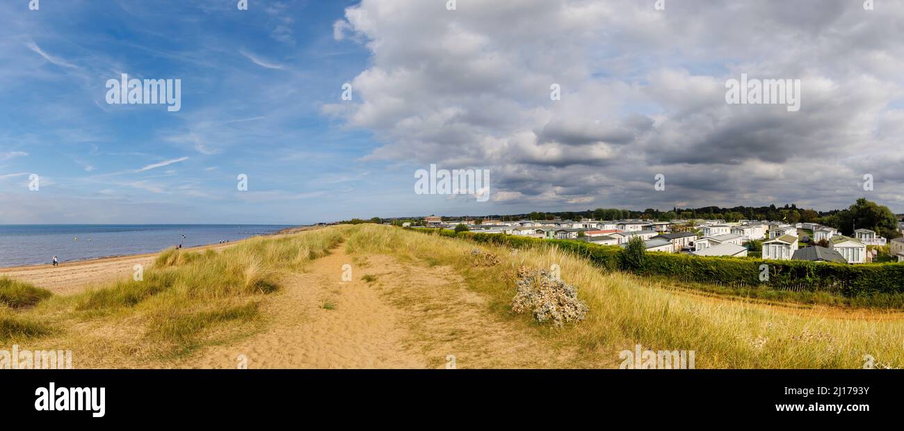 Sanddünen am Strand von Heacham, einem Küstendorf im Westen von Norfolk, England, mit Blick auf die Wash, und Mobilheim-Caravan-Park Stockfoto