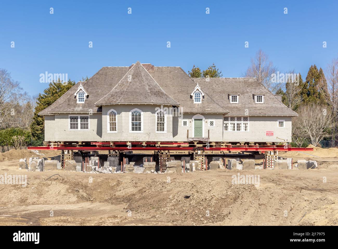 Großes Haus wurde auf Blöcken gehoben Stockfoto