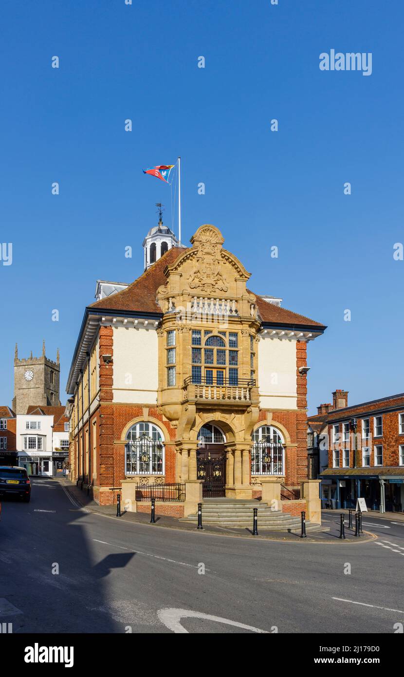 Das Marlborough Town Hall, ein denkmalgeschützter Platz in der High Street, Marlborough, einer Stadt in Wiltshire, und der Turm der St. Mary's Church an einem sonnigen Tag Stockfoto