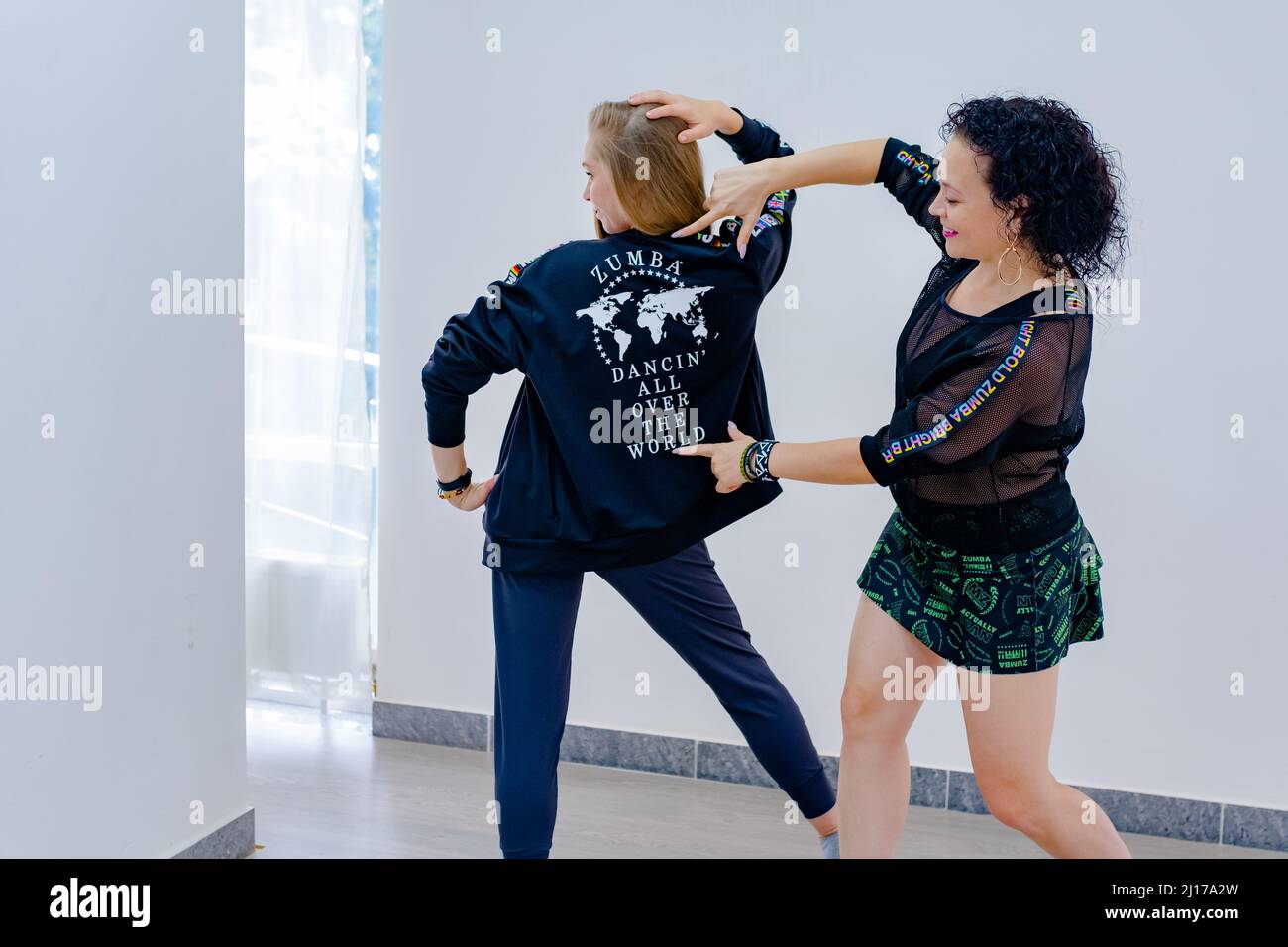Russland, Krasnodar 26.09.2021 zwei Dame 30-35 Jahre alt wie Zumba tanzen. Konzept des aktiven Tanzens in der ganzen Welt. Stockfoto