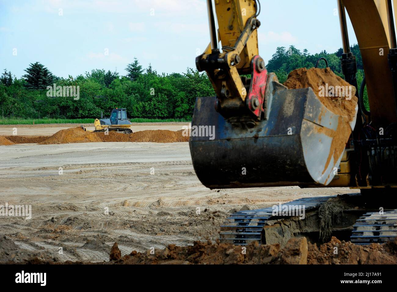 Erde, Erdarbeiten, Bagger, Eimer, Schicht, Abbau, Bergbau, schwere Ausrüstung, Arbeit, Arbeit, Gelände, Ausgrabungen, Verladung, Transport, Gewicht, Sicherheit Stockfoto