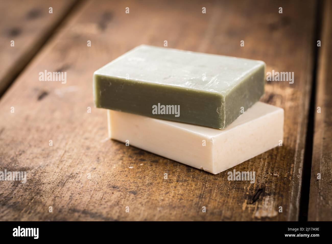 Natürliche handgemachte Seife auf einem hölzernen Hintergrund.Handgefertigte natürliche Öko Seife, selektiver Fokus. Stockfoto