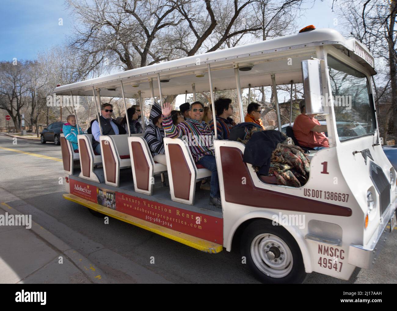 Touristen, die Santa Fe, New Mexico, besuchen, genießen eine geführte Tour durch die historische Hauptstadt. Stockfoto
