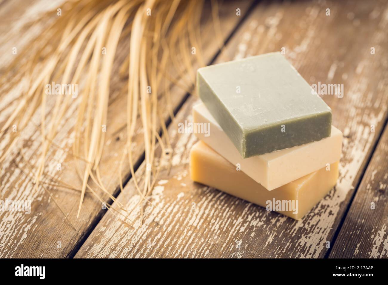 Natürliche handgemachte Seife auf einem hölzernen Hintergrund.Handgefertigte natürliche Öko Seife, selektiver Fokus. Stockfoto