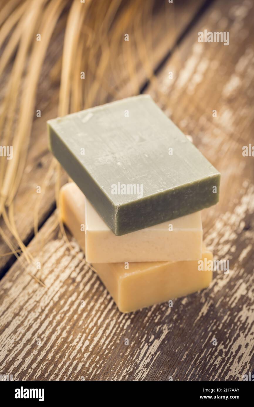 Natürliche handgemachte Seife auf einem hölzernen Hintergrund.Handgefertigte natürliche Öko Seife, selektiver Fokus. Stockfoto