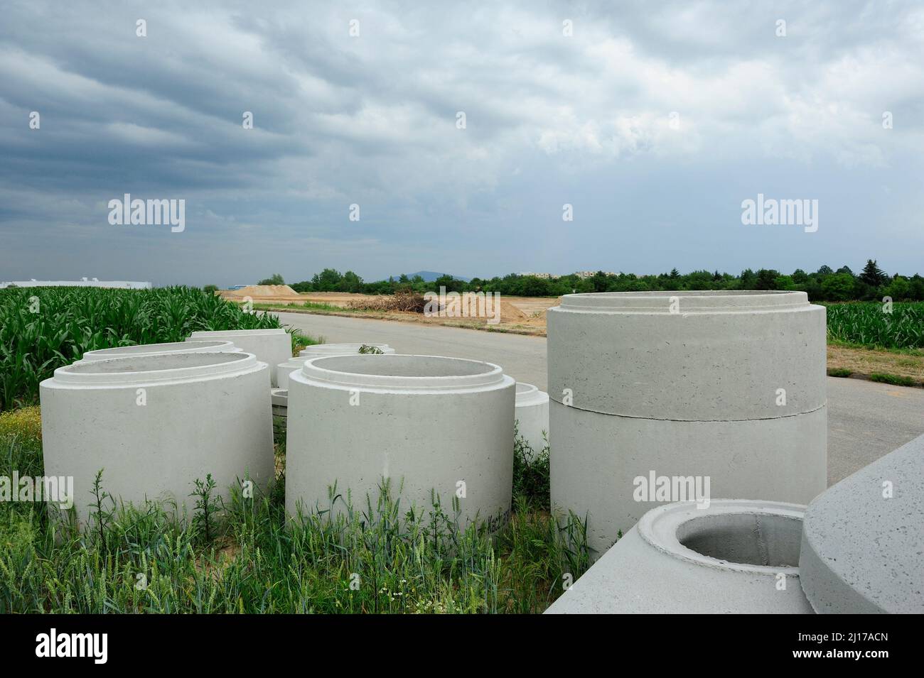 Erde, Erdarbeiten, Bagger, Eimer, Schicht, Abbau, Bergbau, schwere Ausrüstung, Arbeit, Arbeit, Gelände, Ausgrabungen, Verladung, Transport, Gewicht, Sicherheit Stockfoto