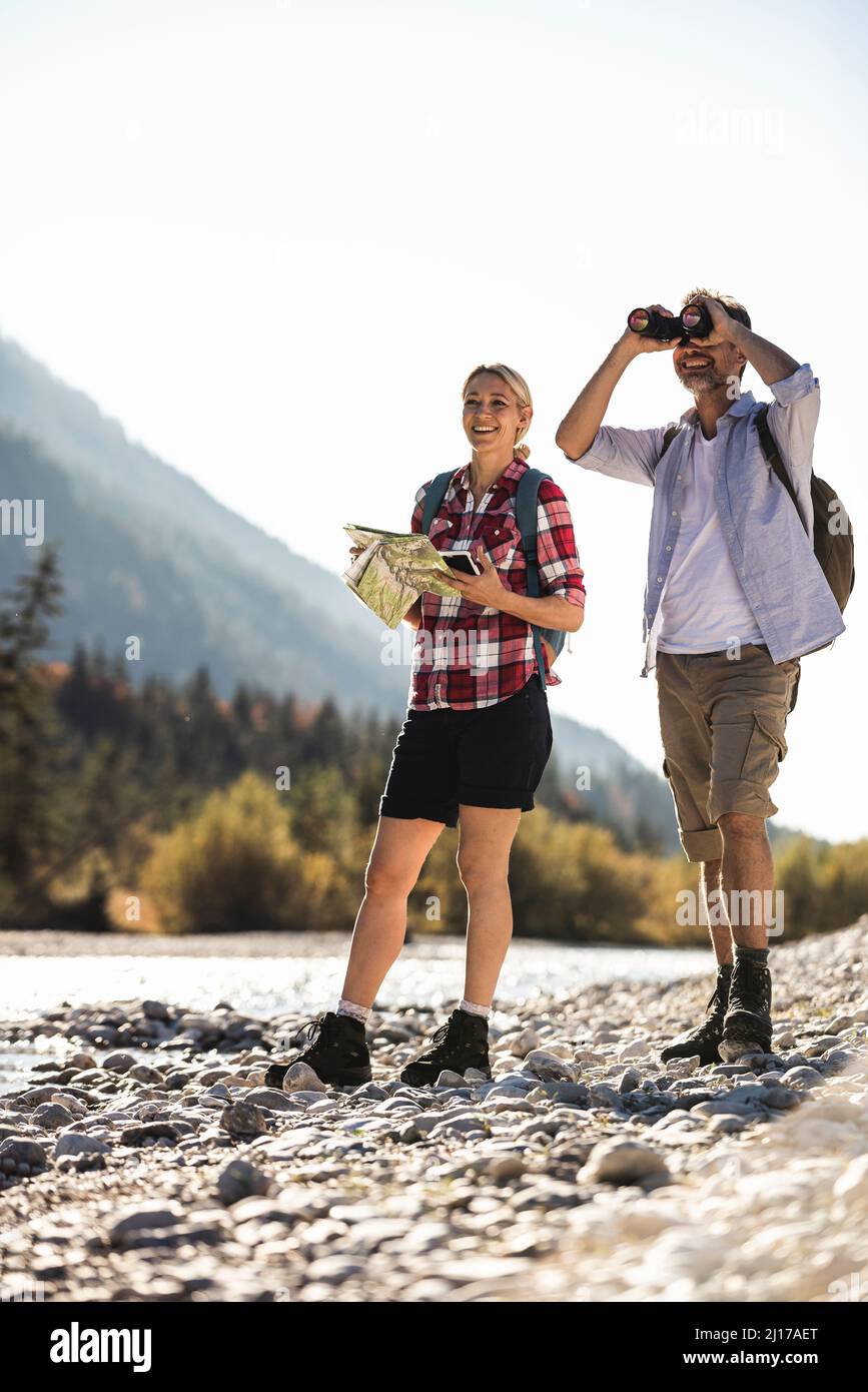 Österreich, Alpen, Paar auf eine Wanderung mit Karte und Fernglas Stockfoto