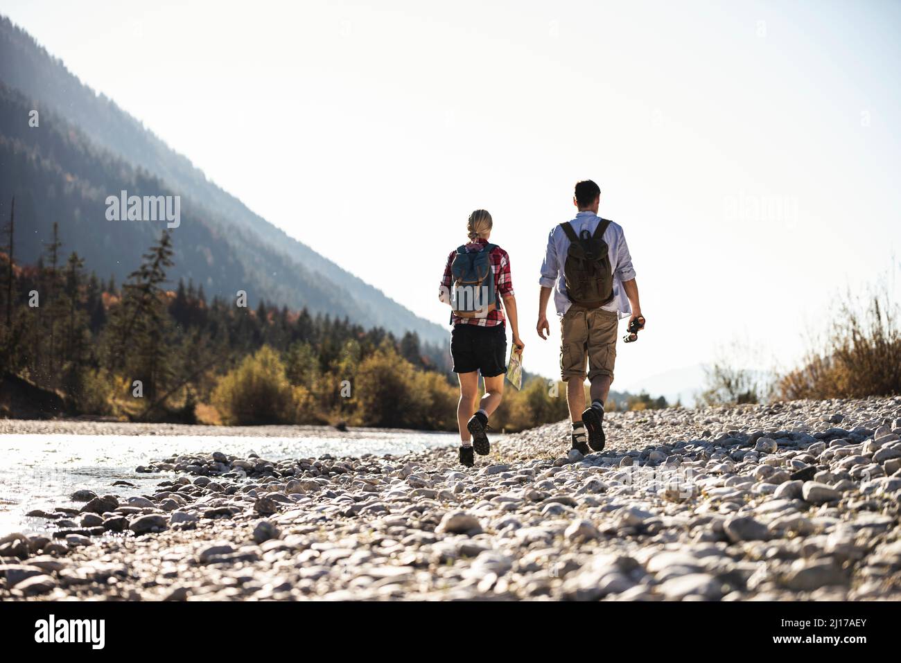 Österreich, Alpen, Paar auf eine Wanderung mit Karte und Fernglas Stockfoto