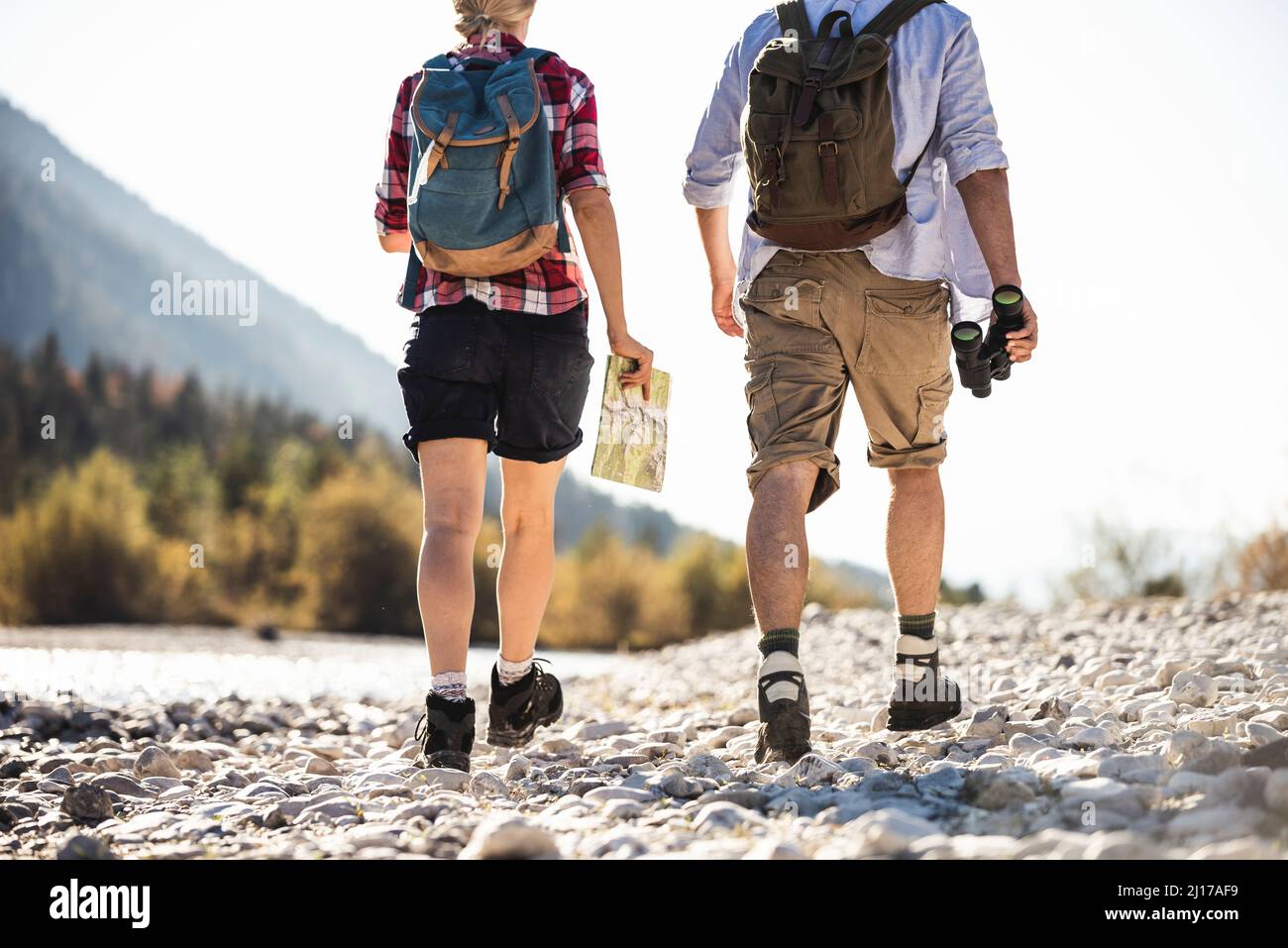 Österreich, Alpen, Paar auf eine Wanderung mit Karte und Fernglas Stockfoto