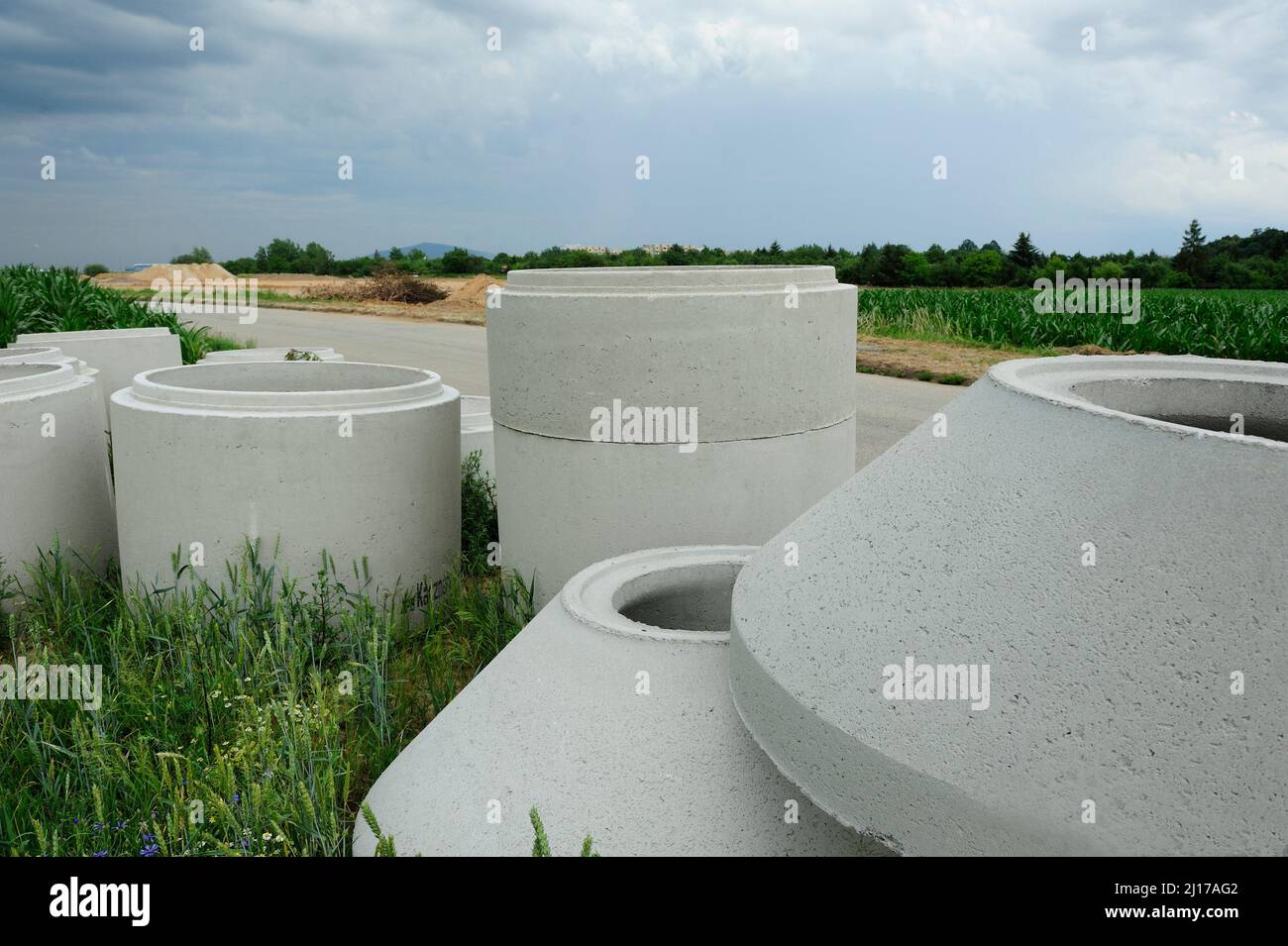 Erde, Erdarbeiten, Bagger, Eimer, Schicht, Abbau, Bergbau, schwere Ausrüstung, Arbeit, Arbeit, Gelände, Ausgrabungen, Verladung, Transport, Gewicht, Sicherheit Stockfoto