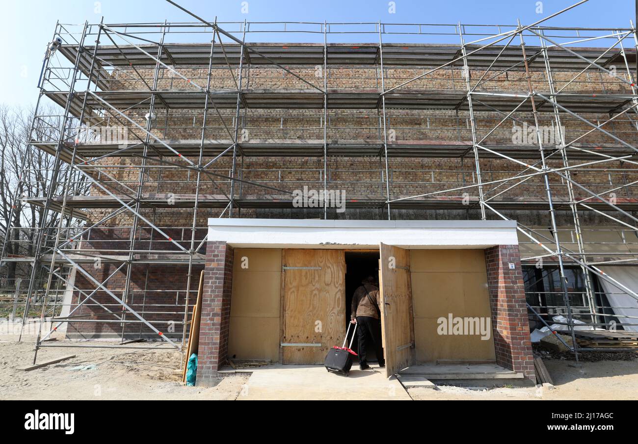 Rostock, Deutschland. 23. März 2022. Die Tafeln der façade der Kunsthalle wurden entfernt, um sie zu sanieren und wieder anzubringen. 1.200 Platten mit einem Gewicht von gut 120 Kilogramm müssen instand gesetzt und bei Bedarf ausgetauscht werden. Das einzige im Mai 1969 eröffnete Museumsneubau der DDR wird seit September 2020 umfassend saniert. Das Projekt, das gut zehn Millionen Euro kosten wird, soll im Frühjahr 2023 abgeschlossen werden. Quelle: Bernd Wüstneck/dpa-Zentralbild/ZB/dpa/Alamy Live News Stockfoto