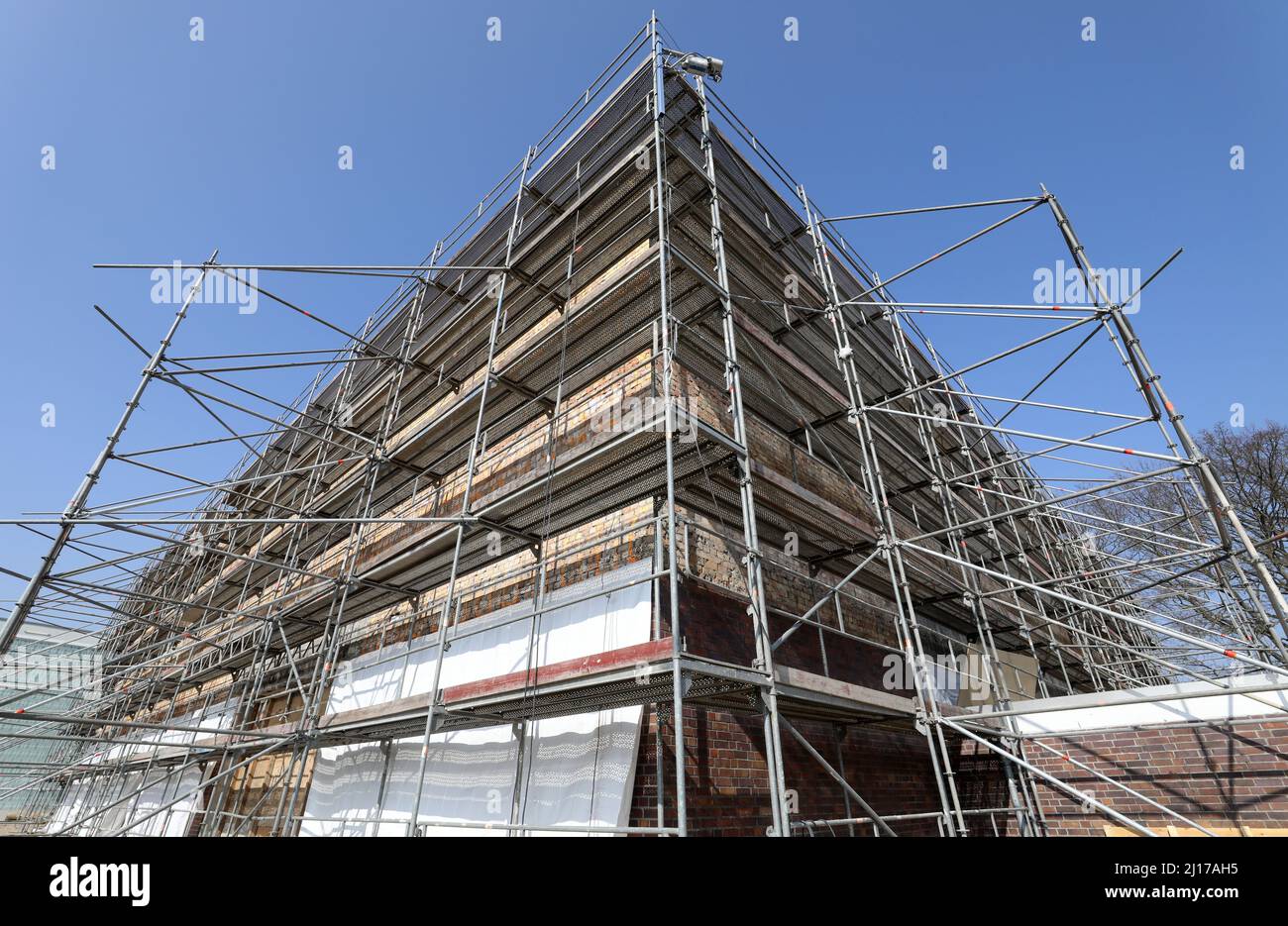 Rostock, Deutschland. 23. März 2022. Die Tafeln der façade der Kunsthalle wurden entfernt, um sie zu sanieren und wieder anzubringen. 1.200 Platten mit einem Gewicht von gut 120 Kilogramm müssen instand gesetzt und bei Bedarf ausgetauscht werden. Das einzige im Mai 1969 eröffnete Museumsneubau der DDR wird seit September 2020 umfassend saniert. Das Projekt, das gut zehn Millionen Euro kosten wird, soll im Frühjahr 2023 abgeschlossen werden. Quelle: Bernd Wüstneck/dpa-Zentralbild/ZB/dpa/Alamy Live News Stockfoto