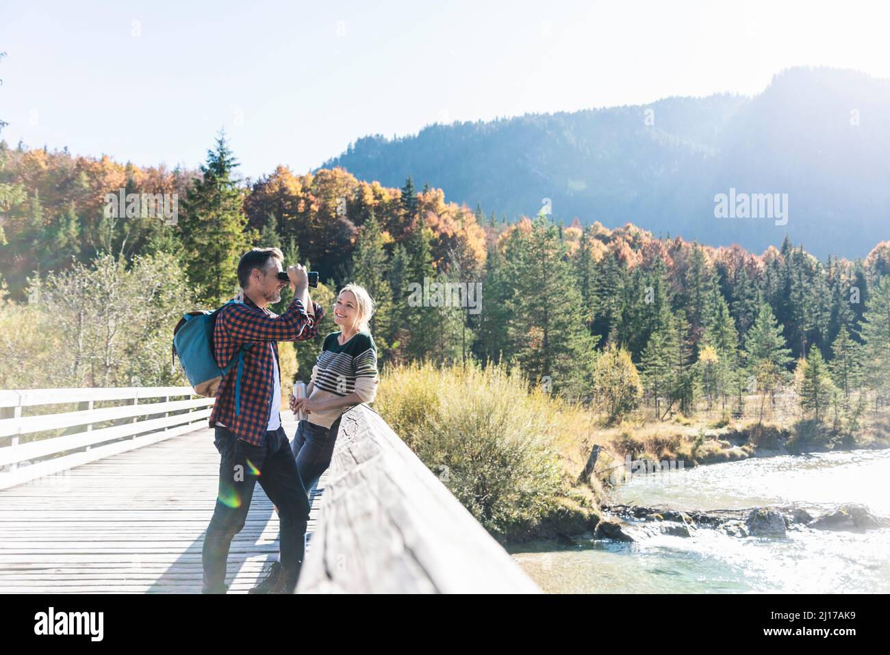Österreich, Alpen, Paar auf eine Wanderung mit dem Menschen auf der Suche durchs Fernglas Stockfoto