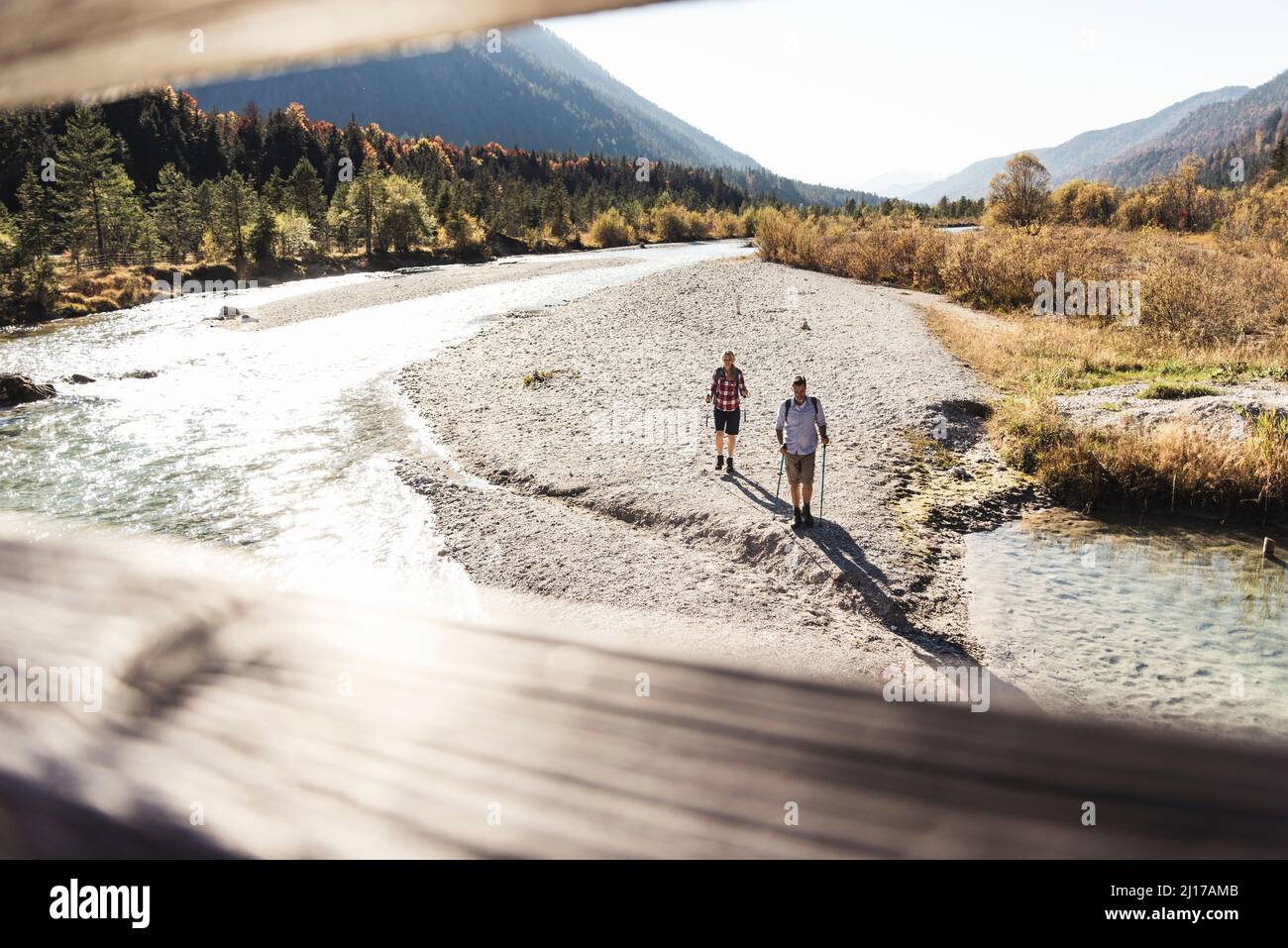 Österreich, Alpen, Paar auf einer Wanderung entlang einem Bach Stockfoto