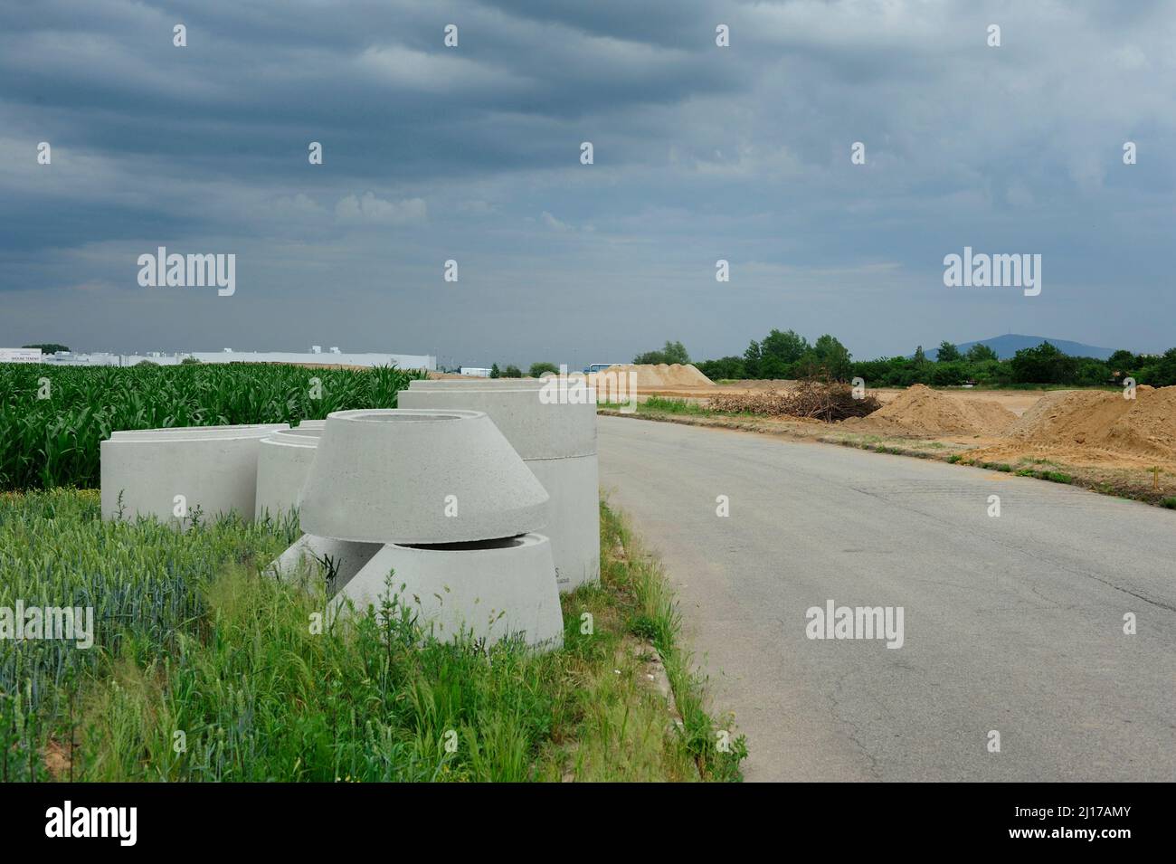 Erde, Erdarbeiten, Bagger, Eimer, Schicht, Abbau, Bergbau, schwere Ausrüstung, Arbeit, Arbeit, Gelände, Ausgrabungen, Verladung, Transport, Gewicht, Sicherheit Stockfoto
